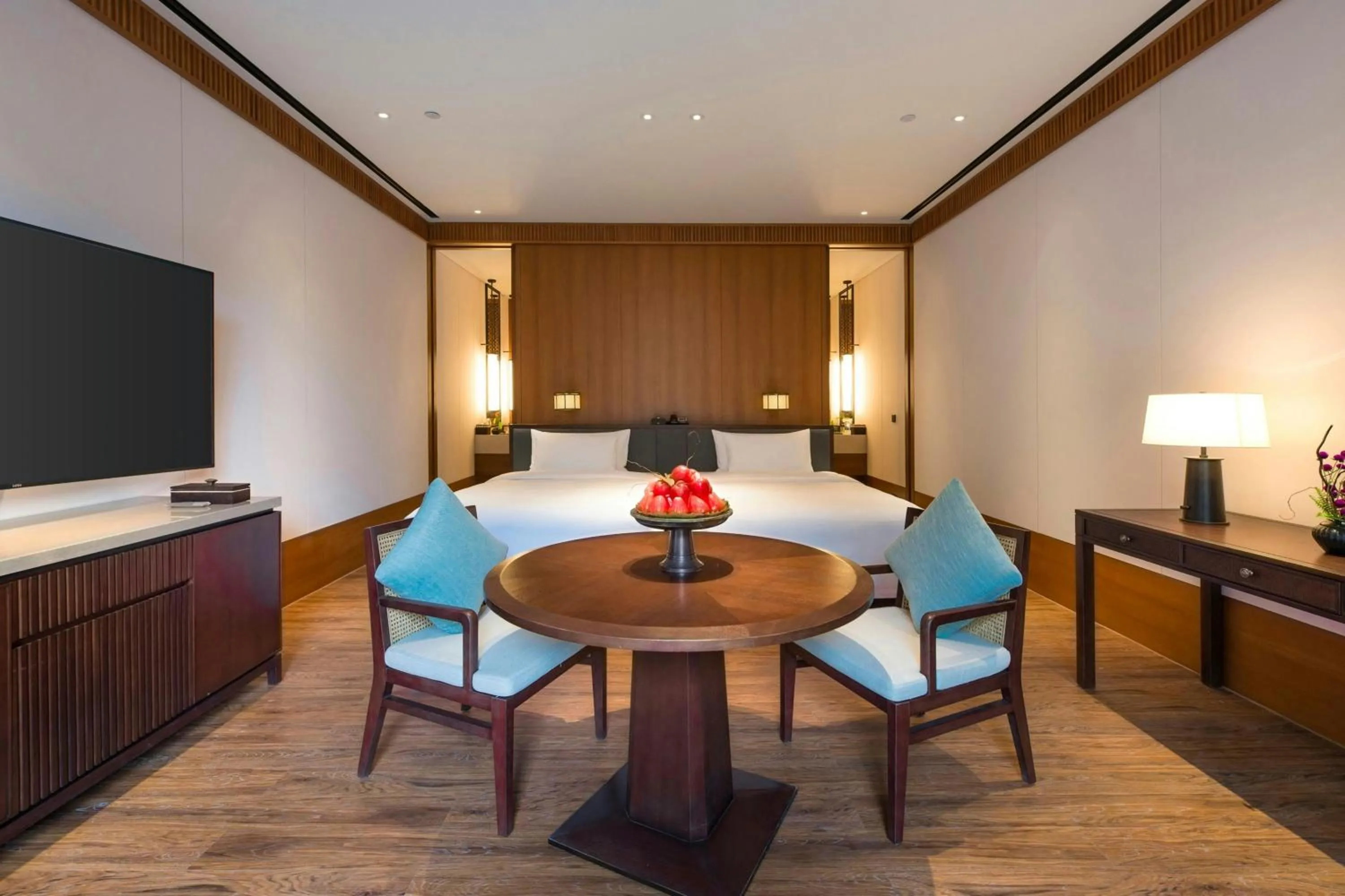 Swimming pool, Bed in Le Méridien Shimei Bay Beach Resort & Spa