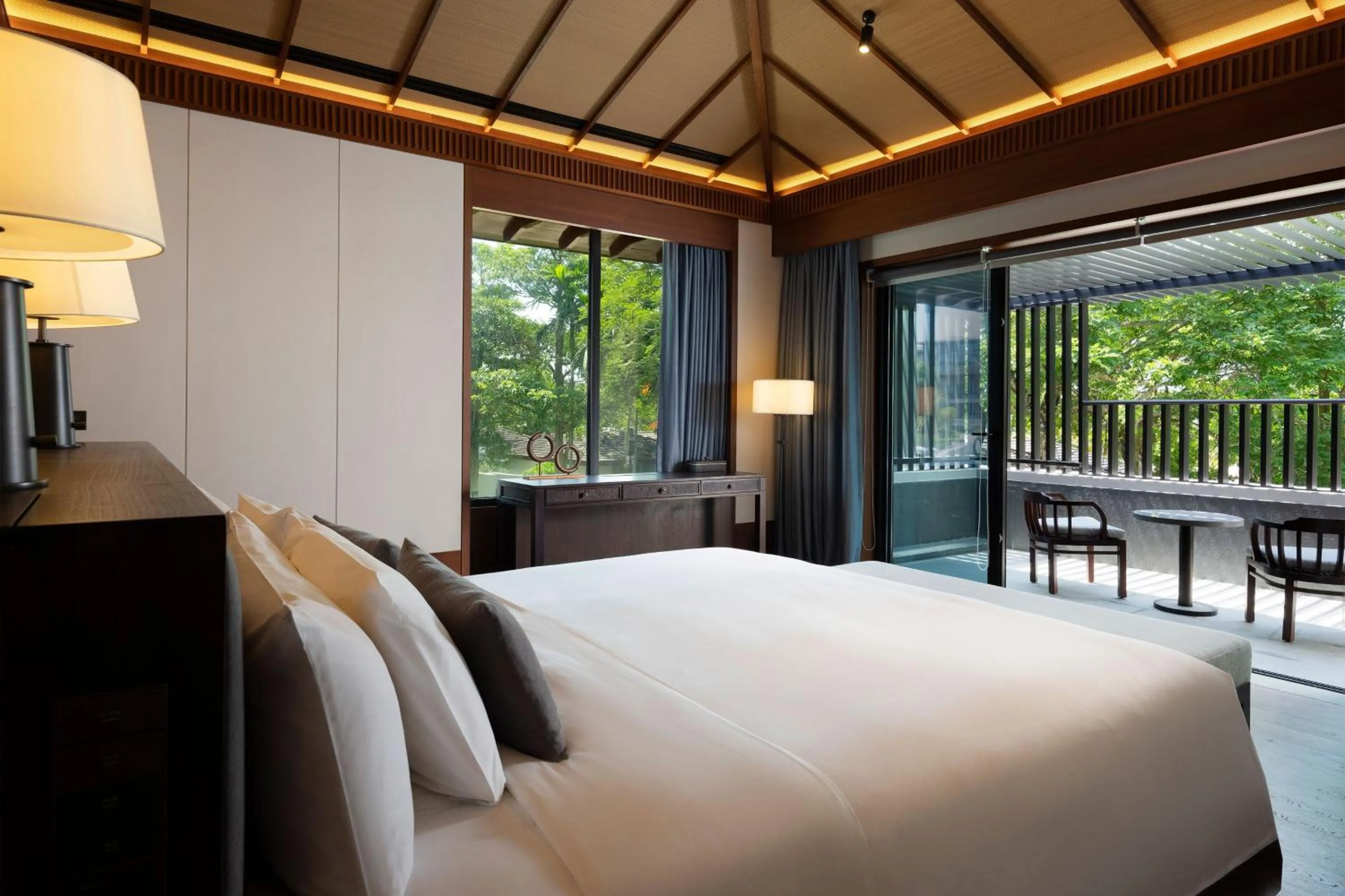 Swimming pool, Bed in Le Méridien Shimei Bay Beach Resort & Spa