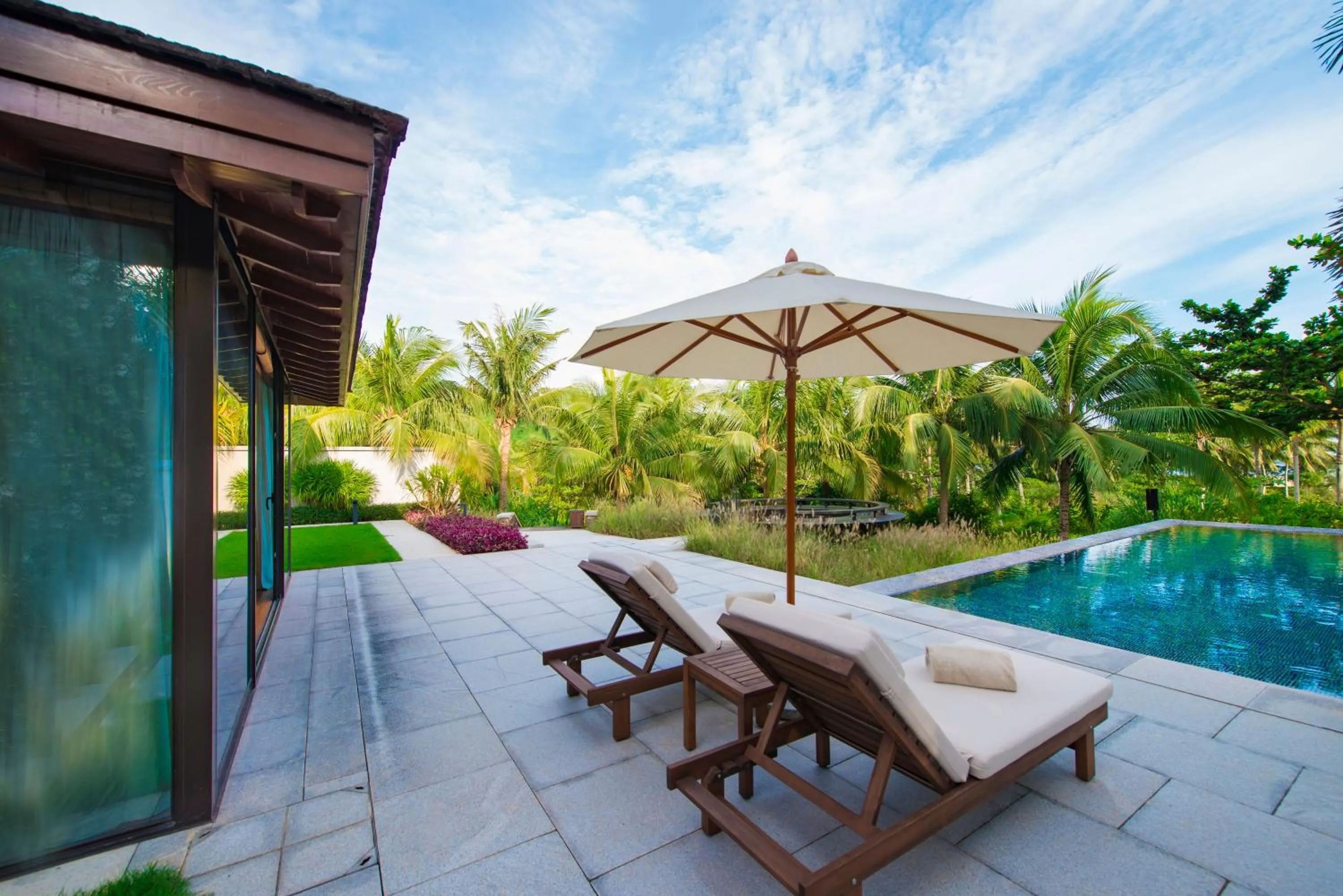 Swimming pool in Le Méridien Shimei Bay Beach Resort & Spa