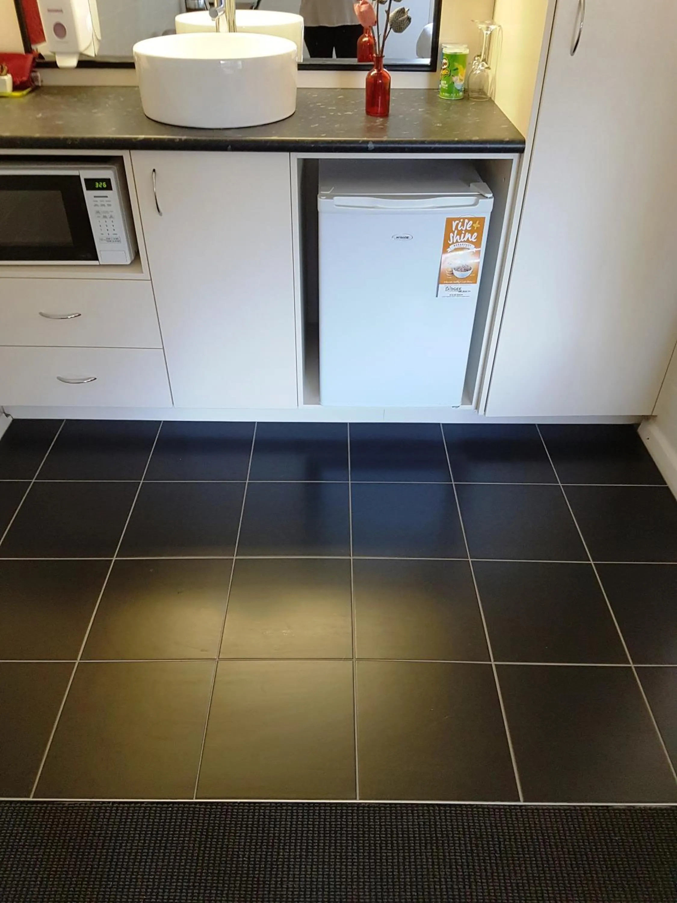 Kitchen or kitchenette in Bidgee Motor Inn