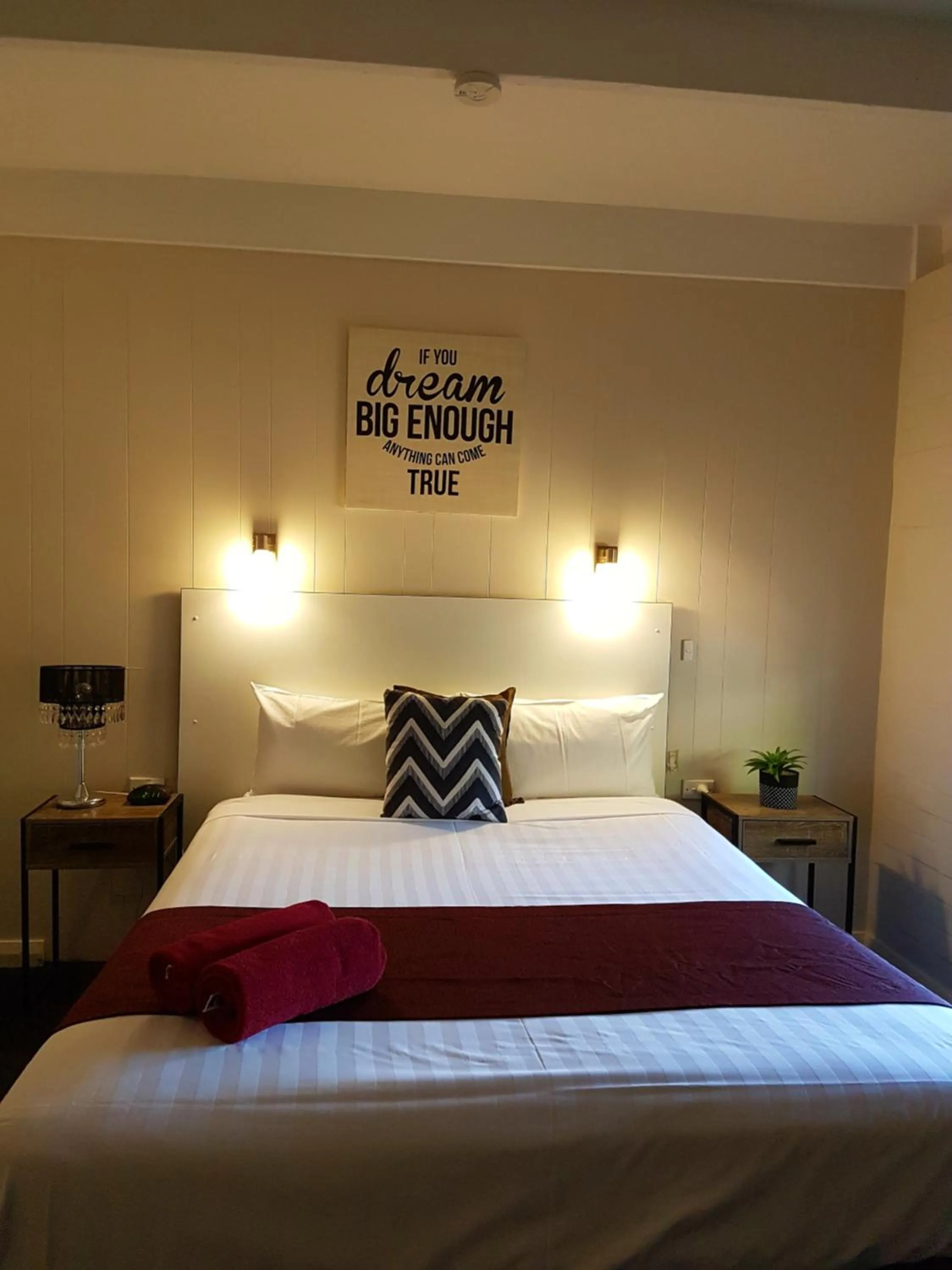 Bed in Bidgee Motor Inn