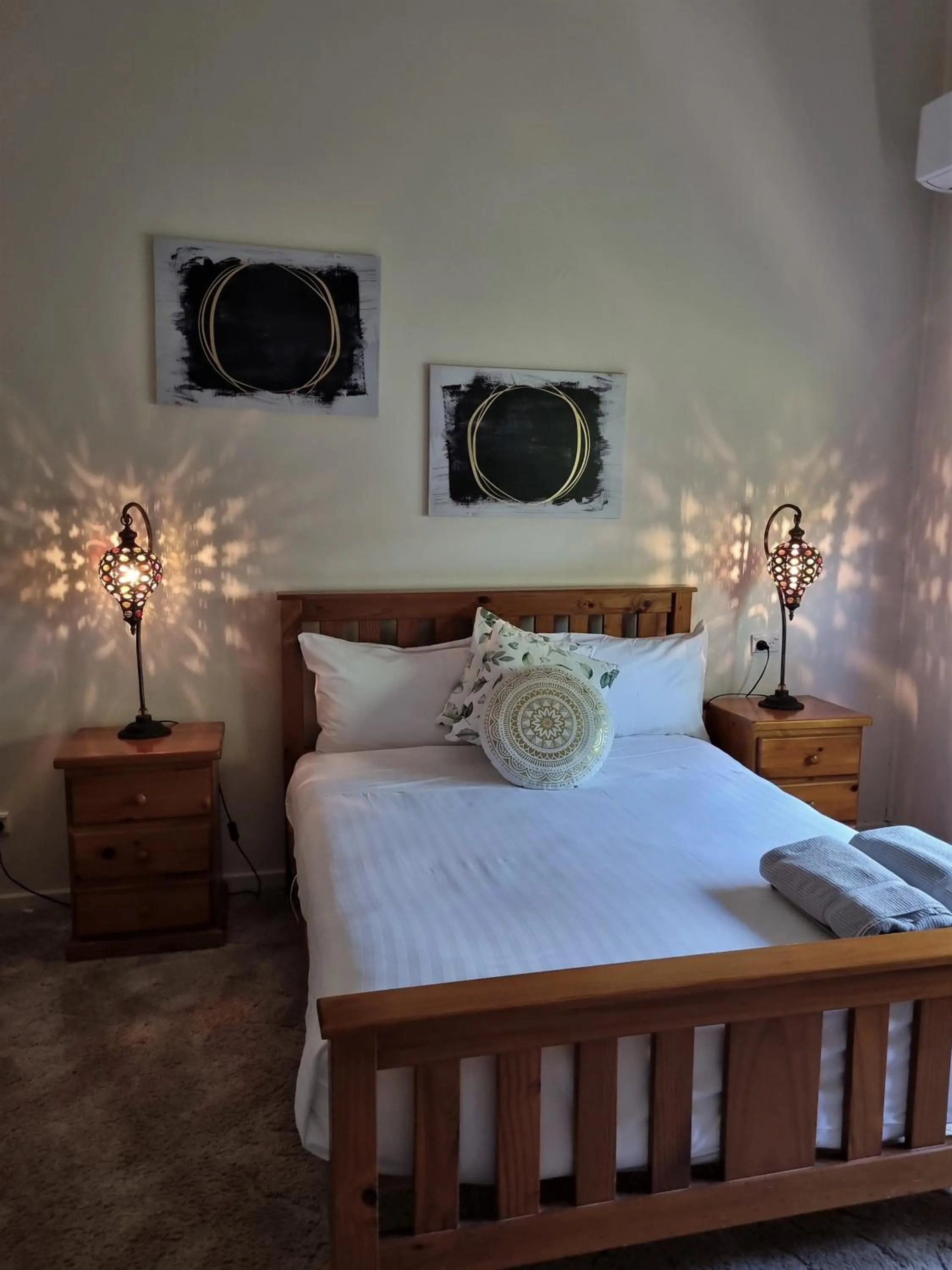 Bed in Bidgee Motor Inn