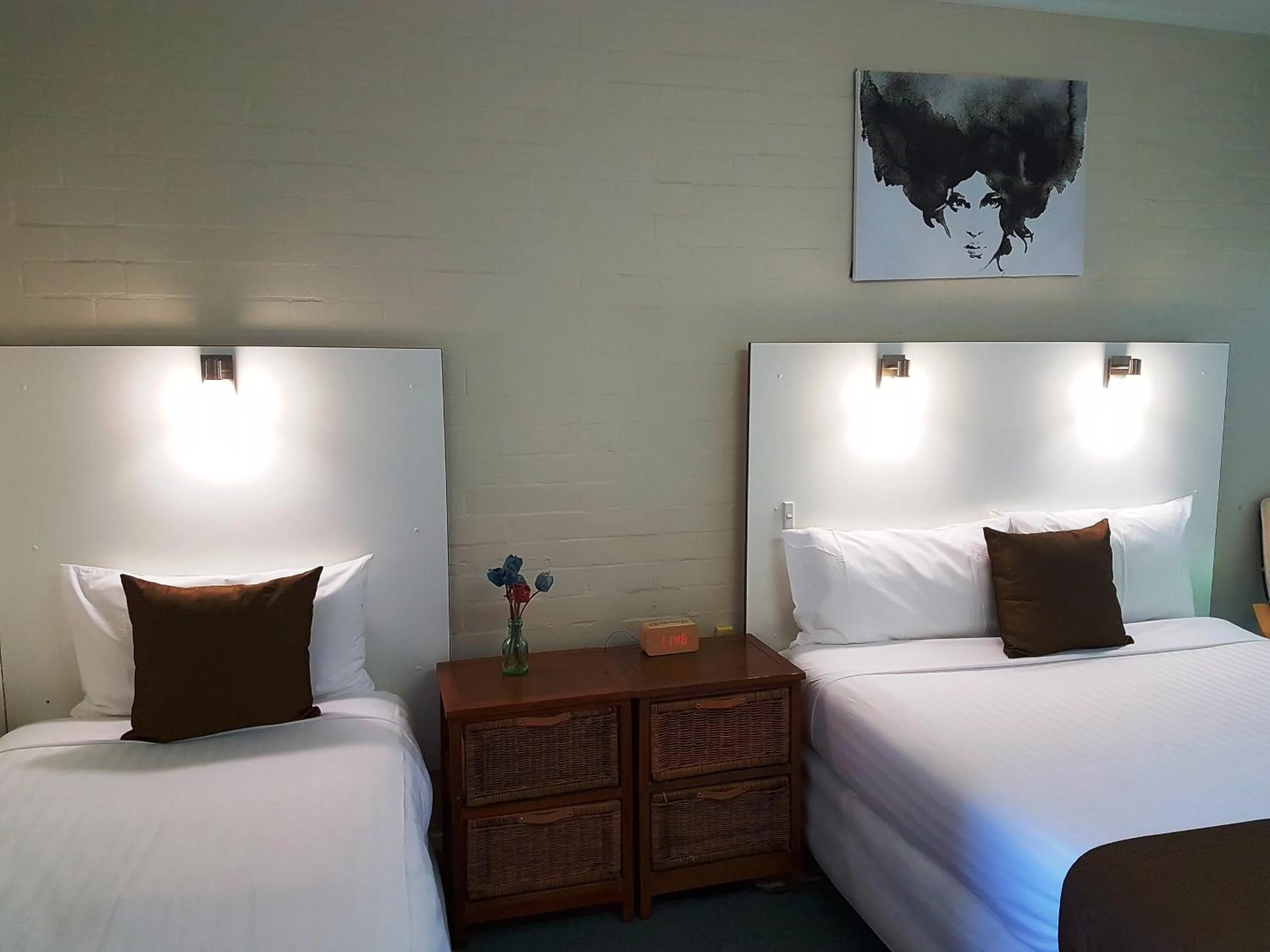 Bed in Bidgee Motor Inn