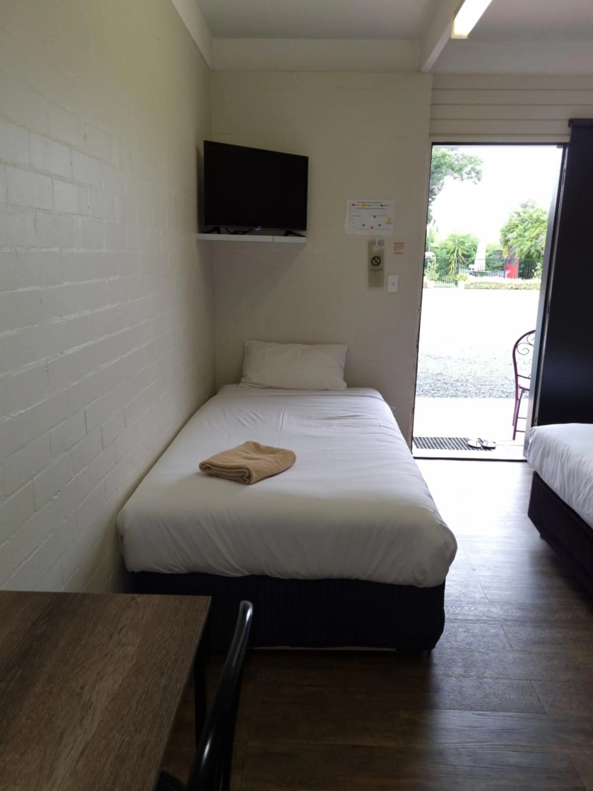 Bed in Bidgee Motor Inn