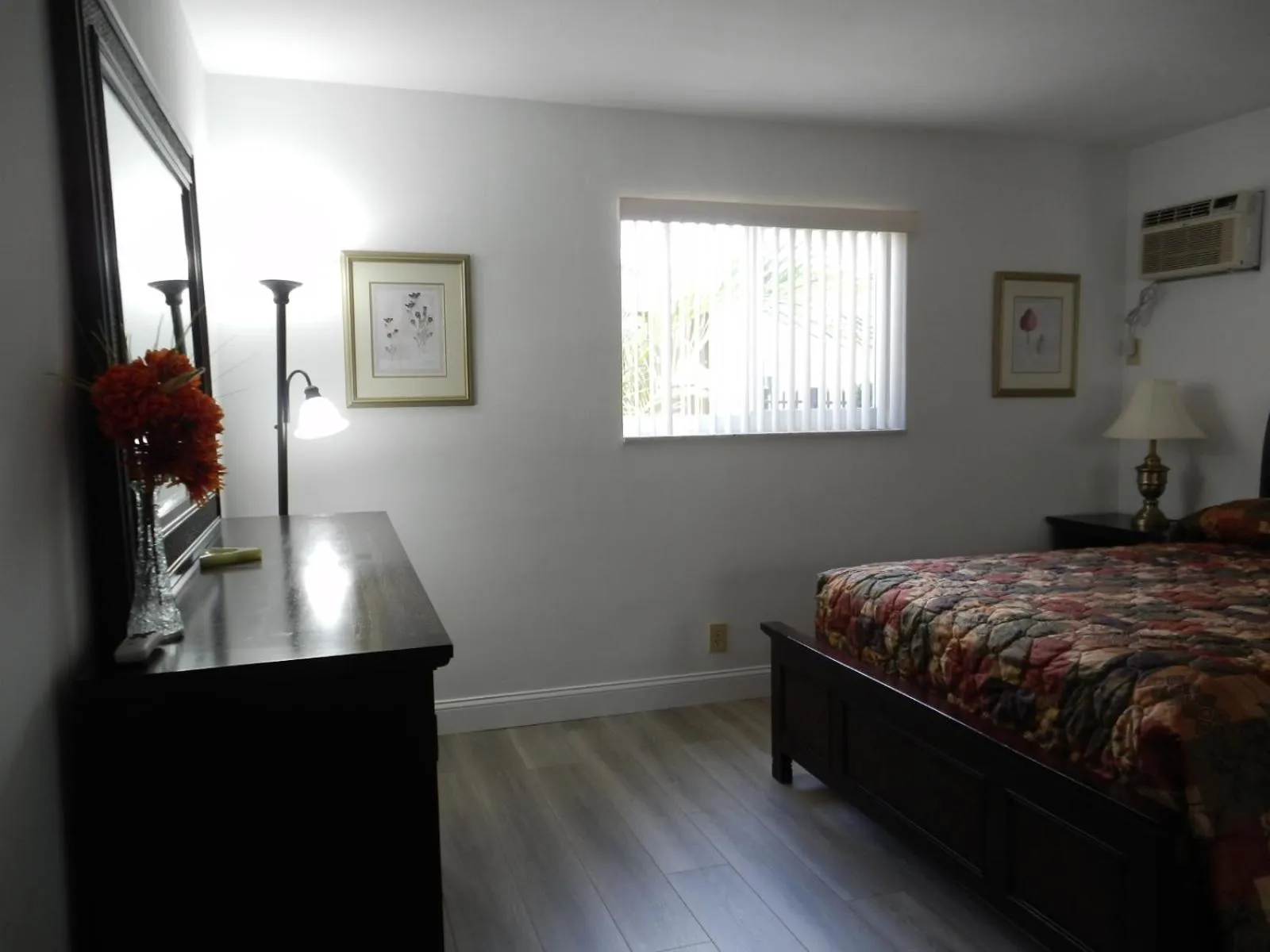 Bed in Shell Motel Hollywood