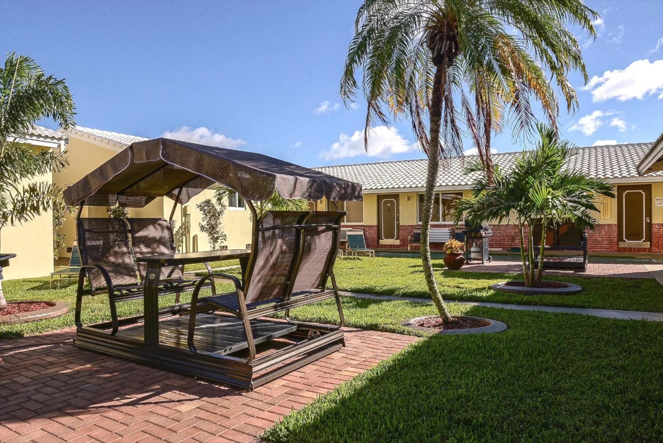 Garden view in Shell Motel Hollywood