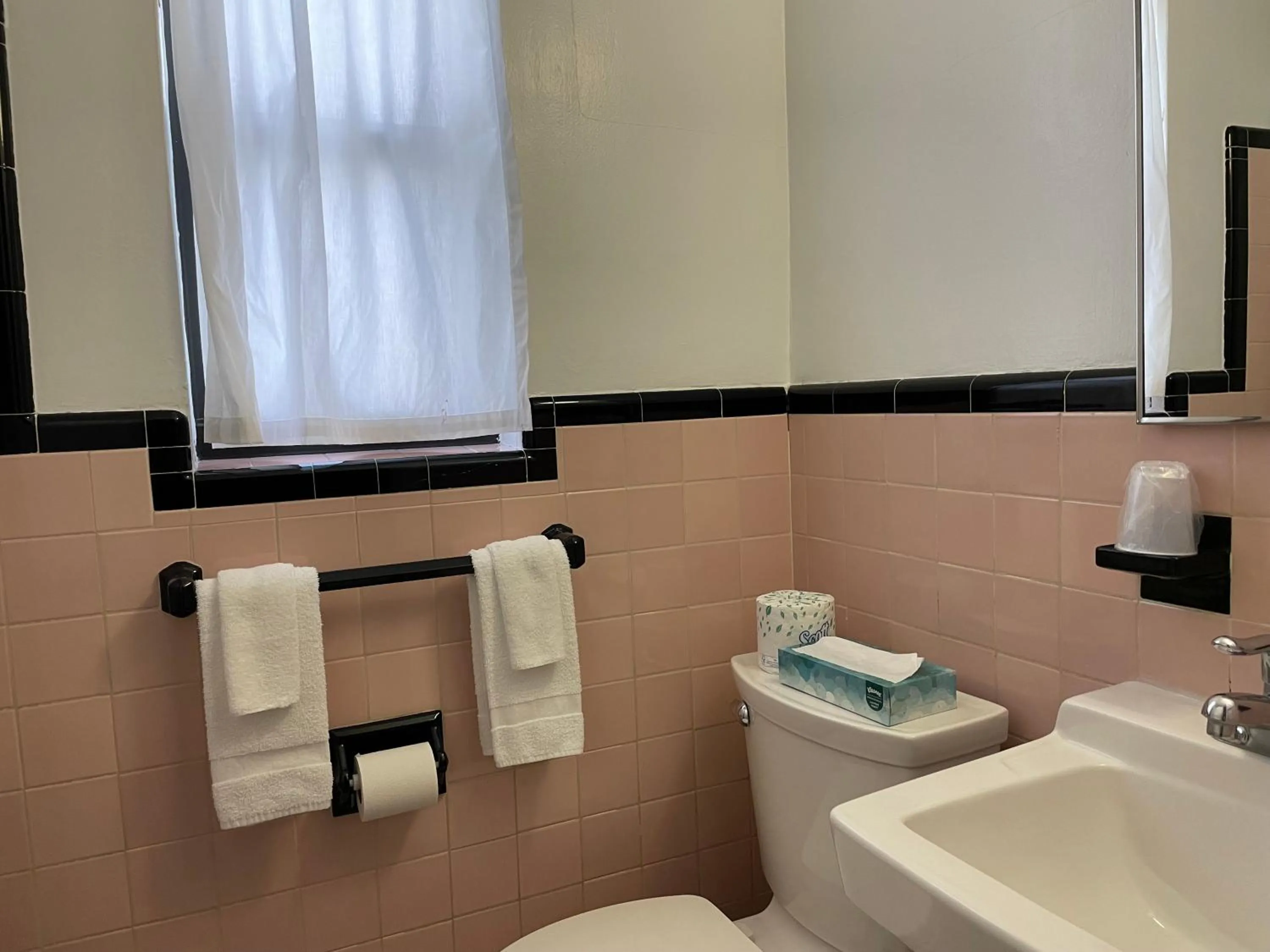 Bathroom in Shell Motel Hollywood