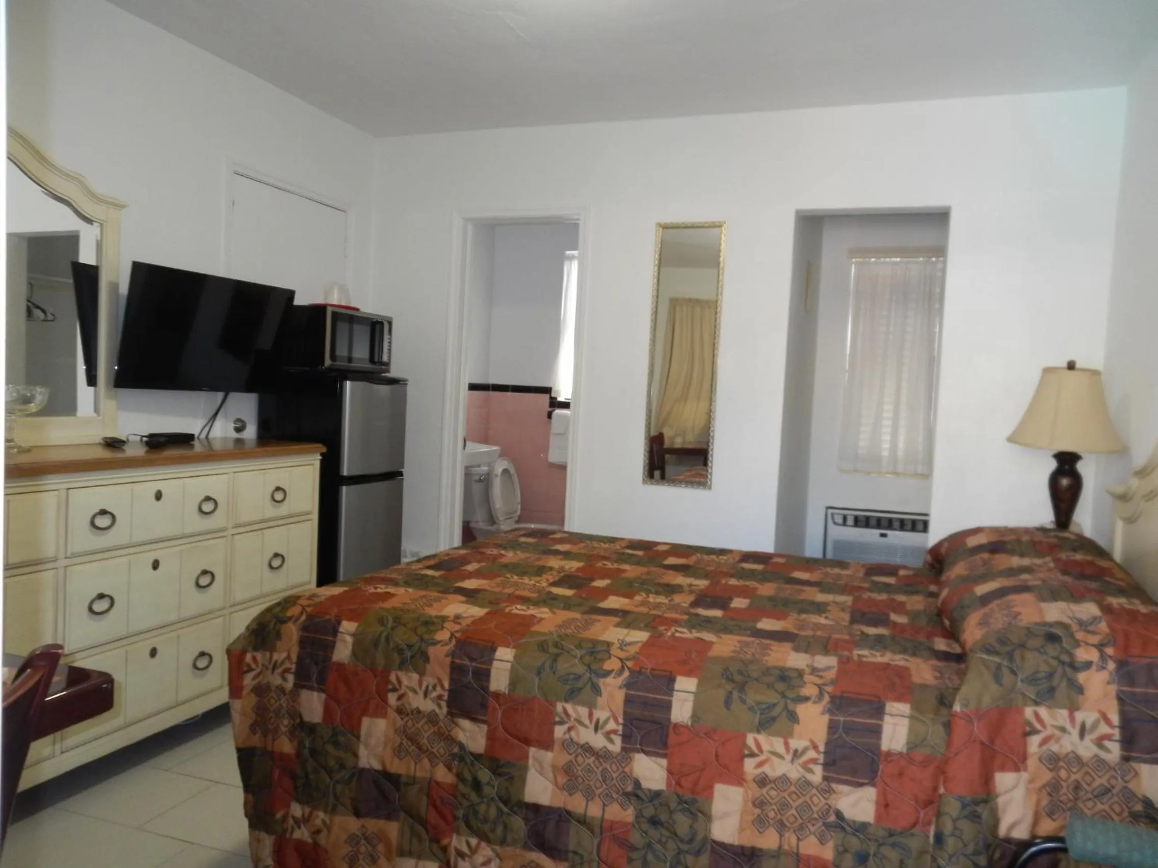 Bed in Shell Motel Hollywood