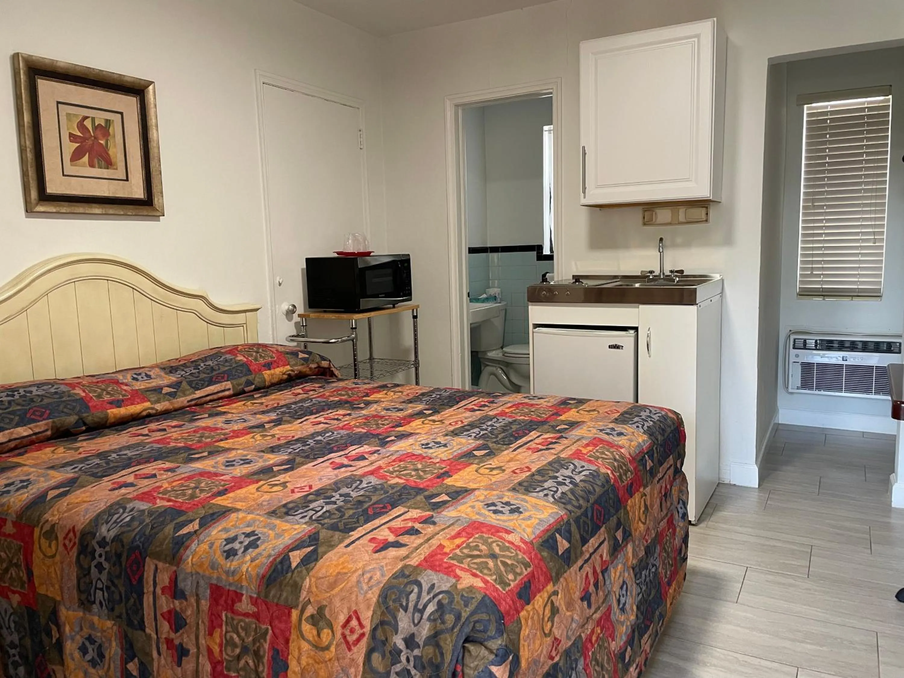 Bed in Shell Motel Hollywood