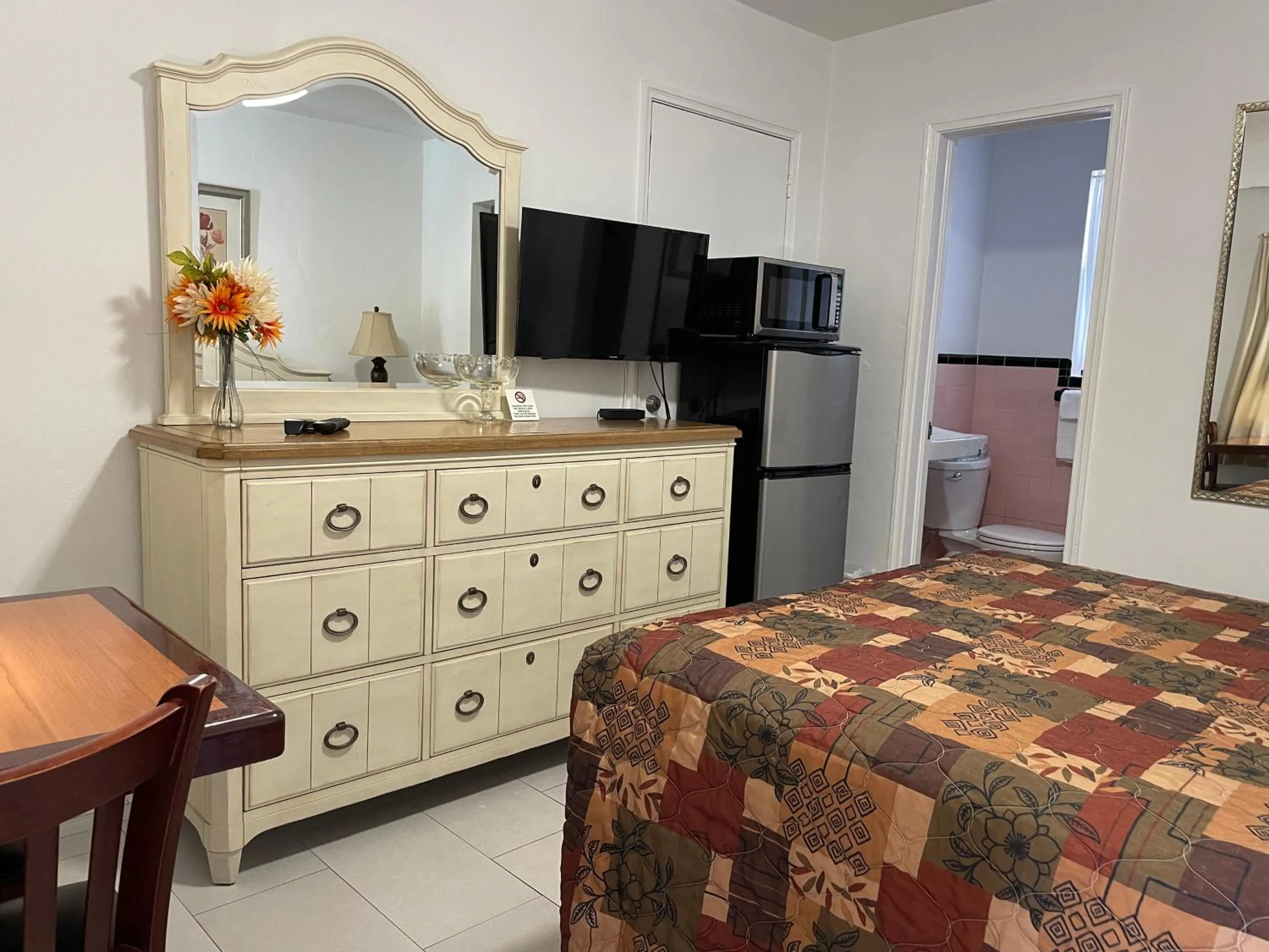 Bed in Shell Motel Hollywood