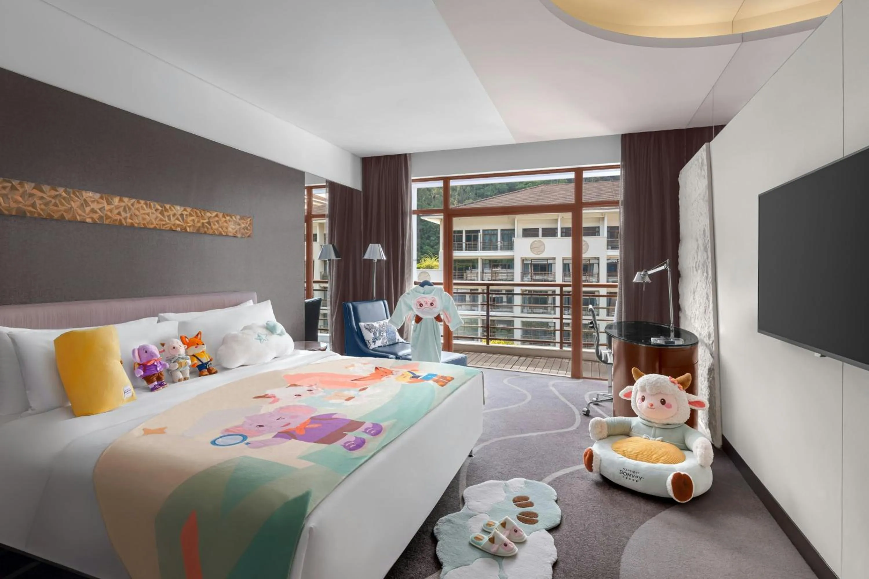 Photo of the whole room, Bed in Le Méridien Xiamen