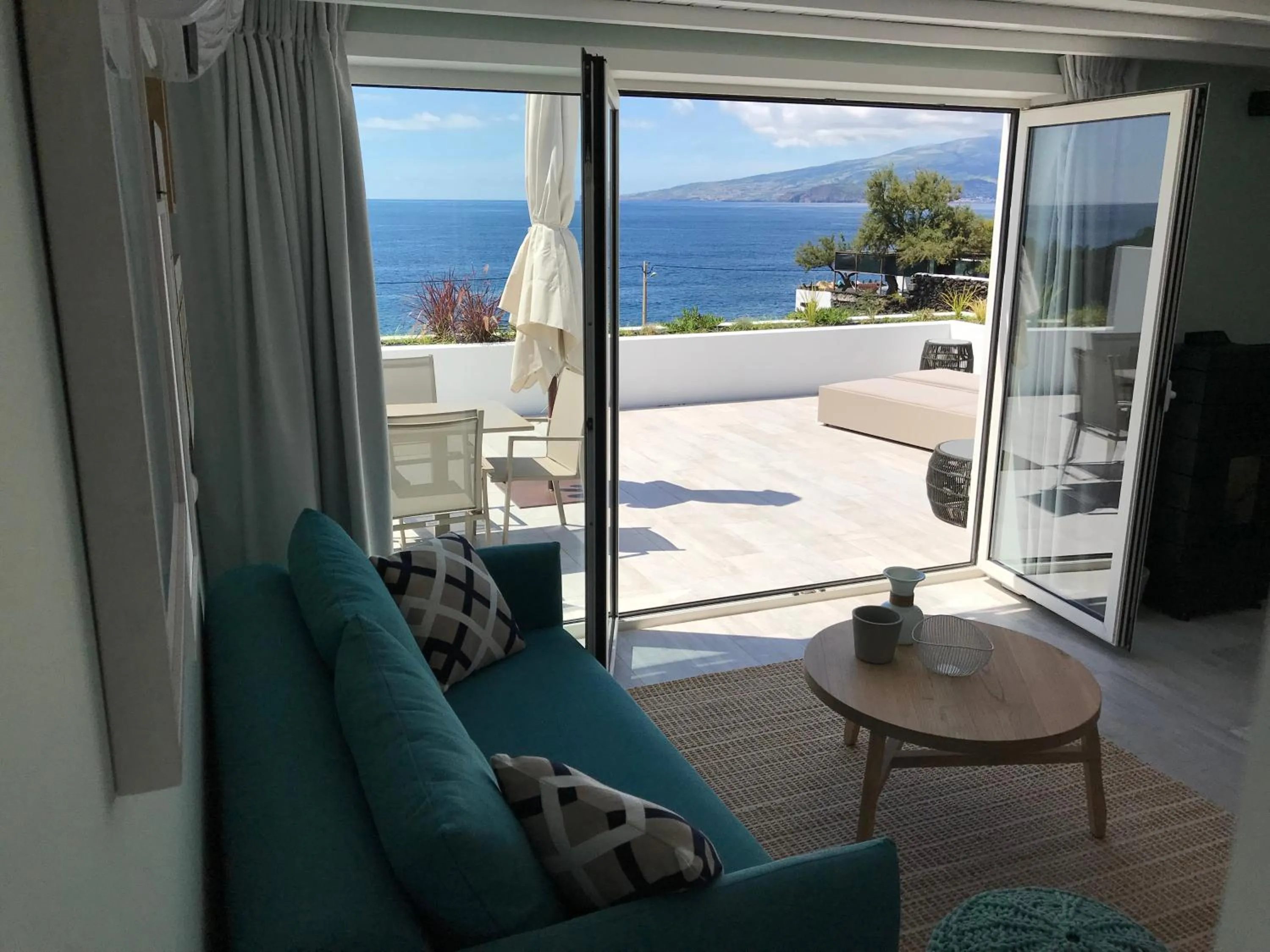 Communal lounge/ TV room in Vinhas do Calhau