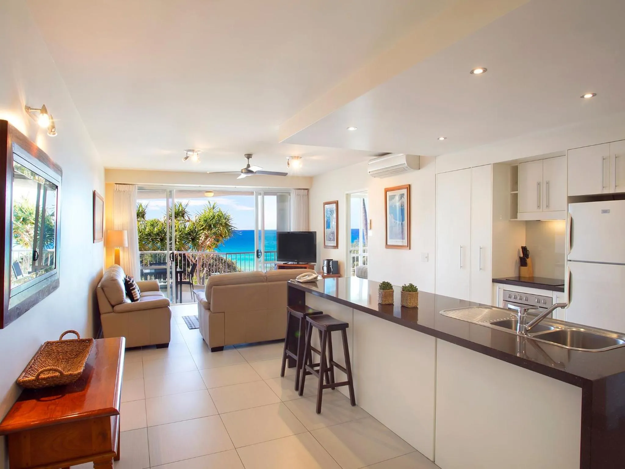 Kitchen or kitchenette in La Mer Sunshine Beachfront