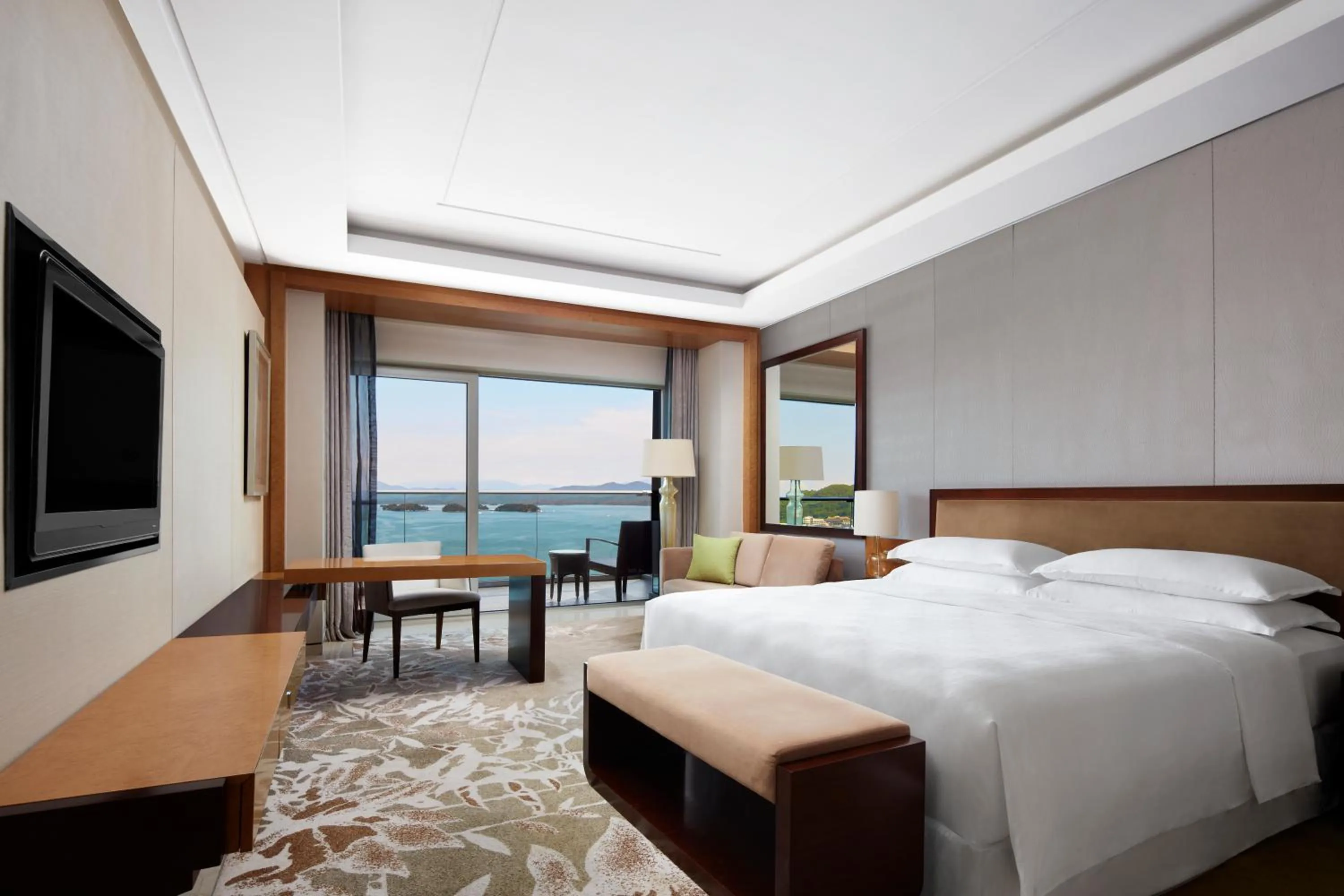 Photo of the whole room, Bed in Sheraton Qiandao Lake Resort