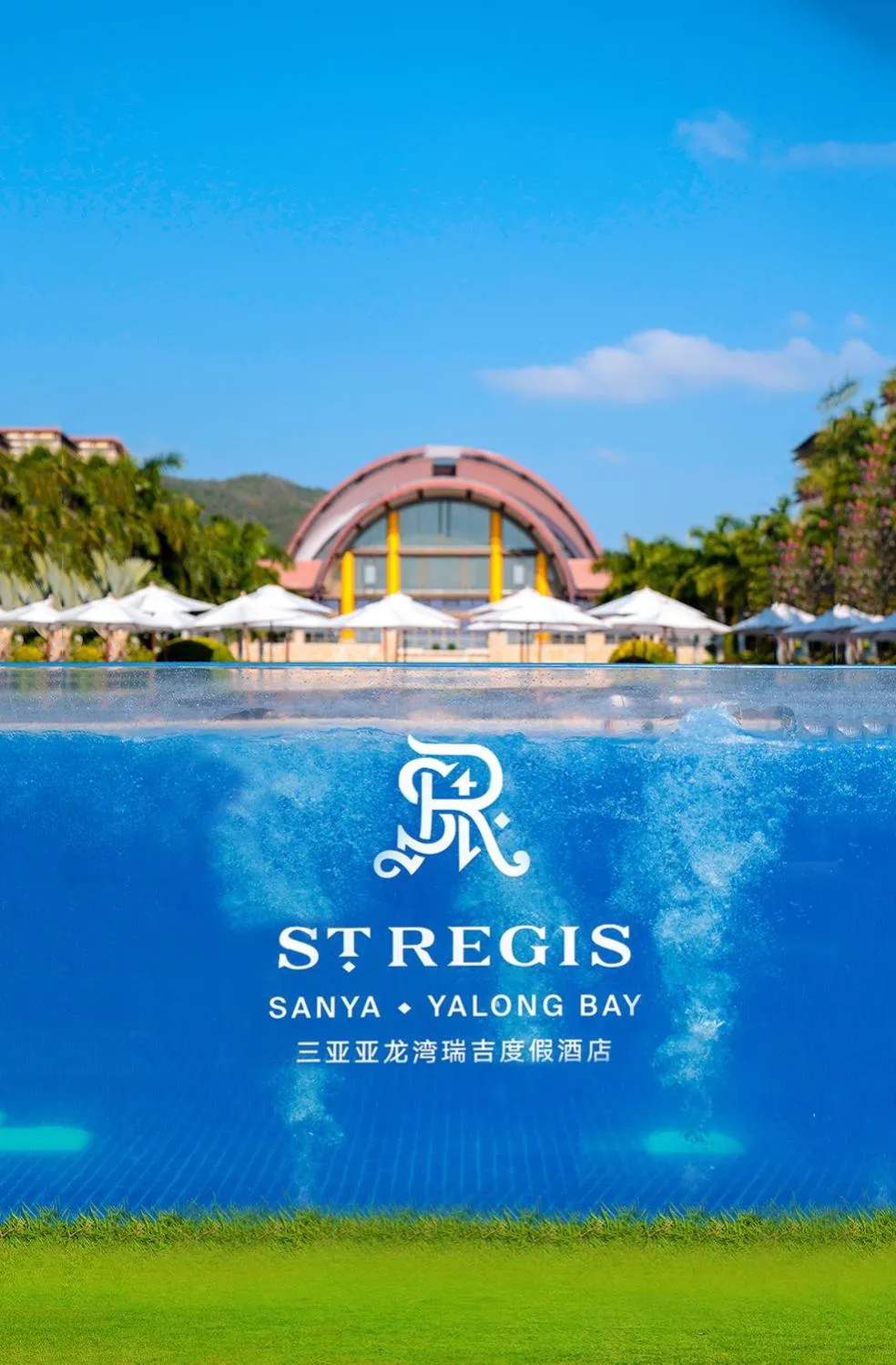 Swimming pool in The St. Regis Sanya Yalong Bay Resort