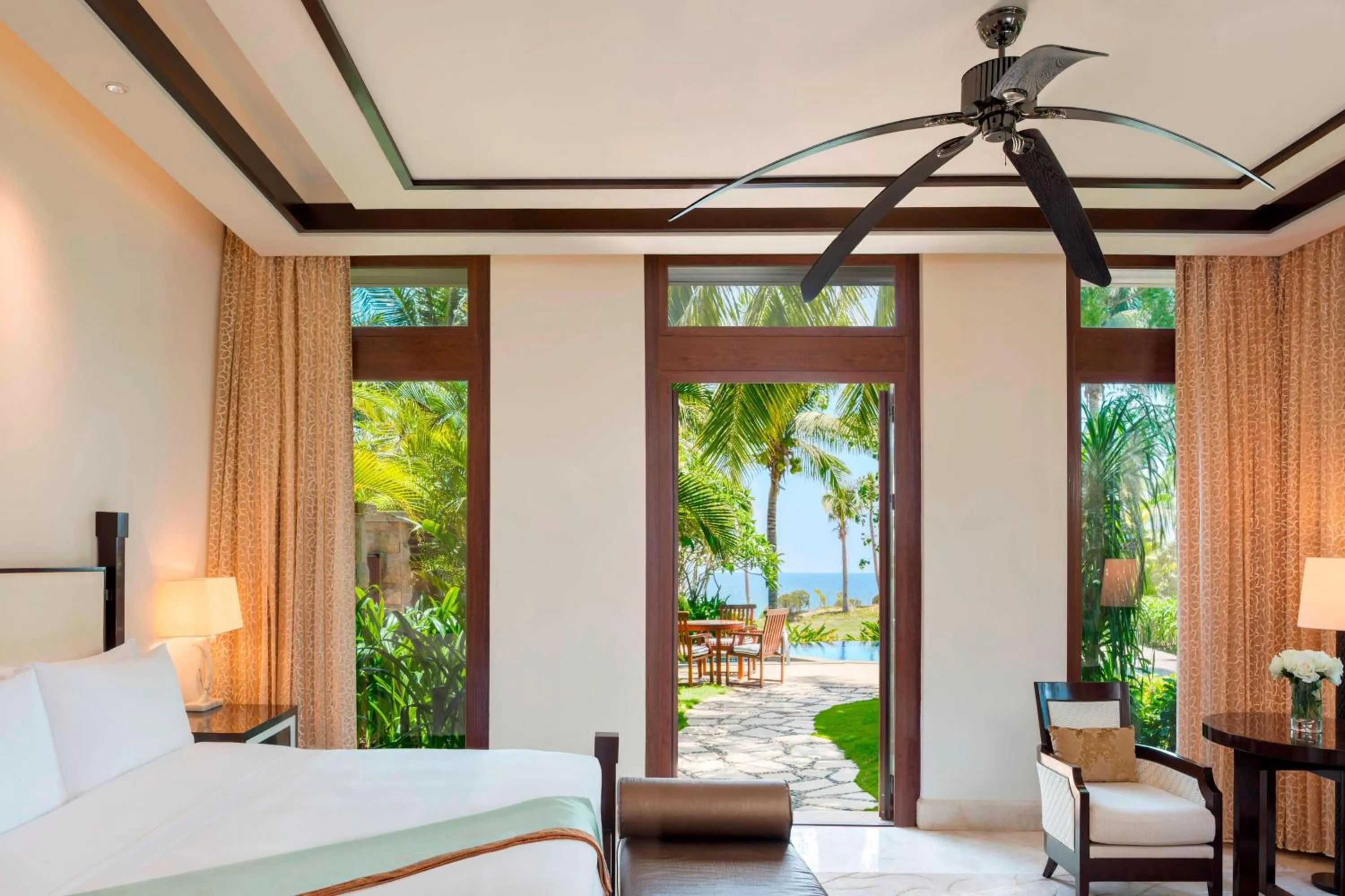 Bedroom, Bed in The St. Regis Sanya Yalong Bay Resort