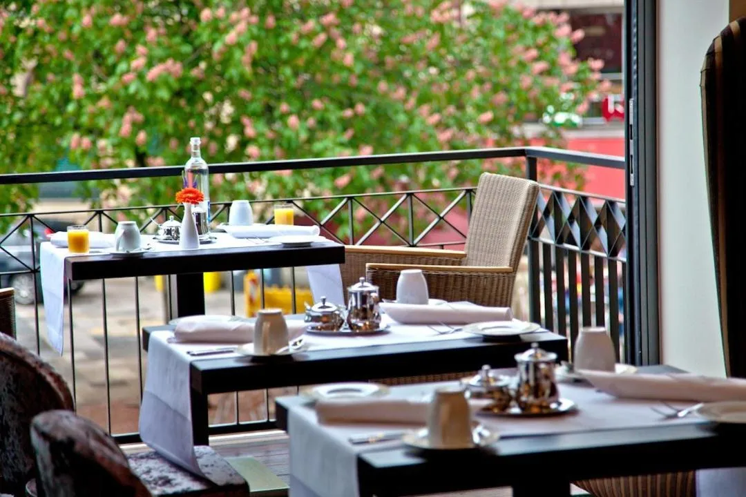 Restaurant/places to eat in Hotel Favor