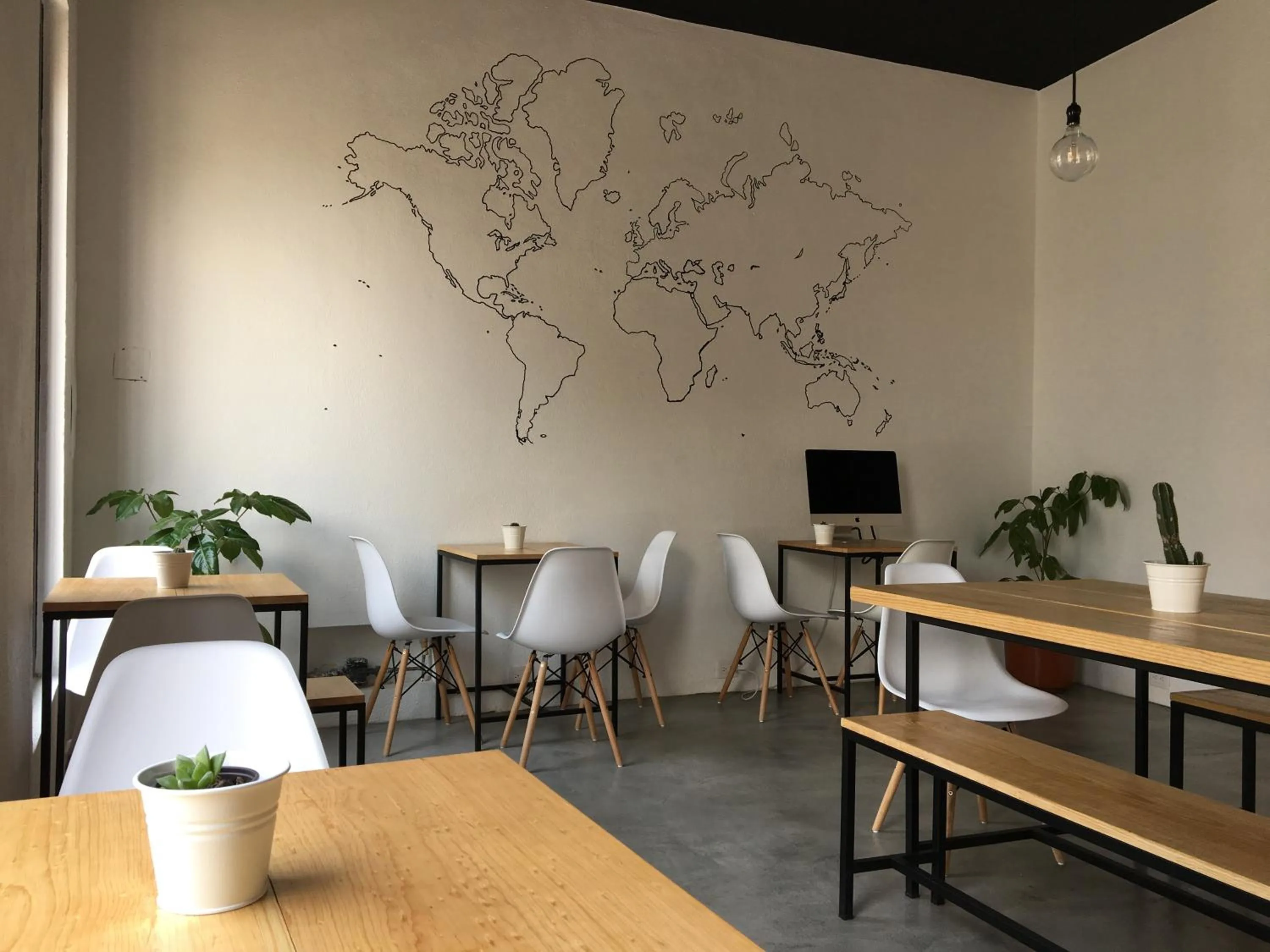 Restaurant/places to eat in Romance City Hotel