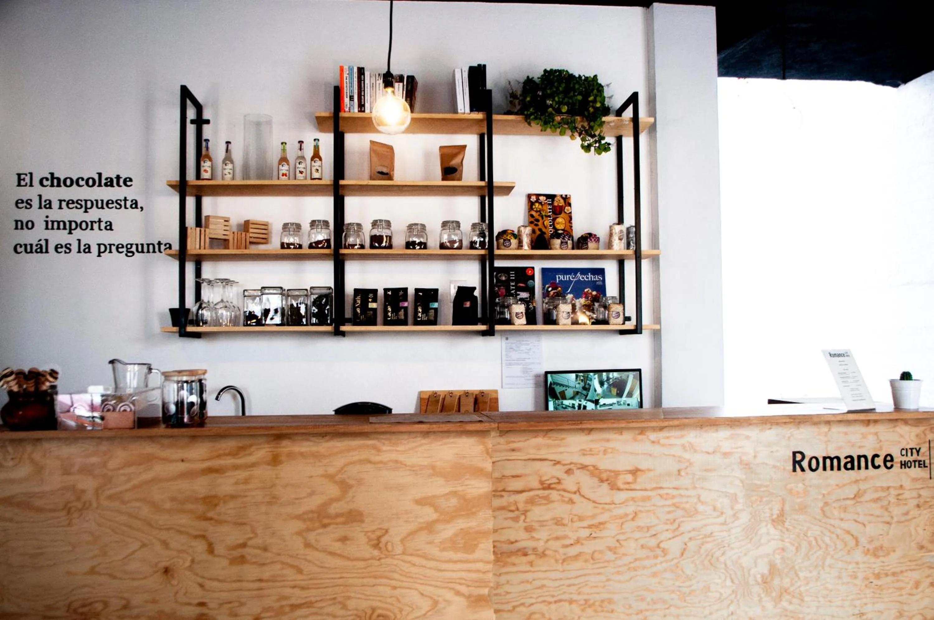 Restaurant/places to eat in Romance City Hotel