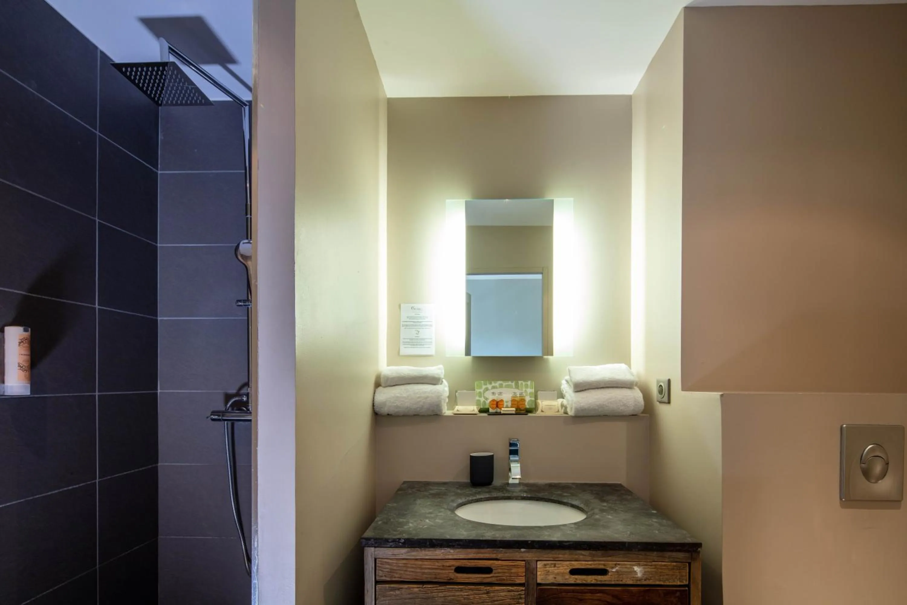 Shower in Garrigae Distillerie de Pezenas - Hotellerie & Spa