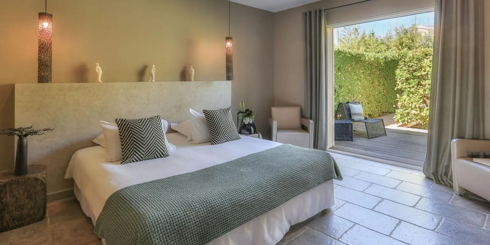 Garden view, Bed in Hôtel La Dimora & Spa