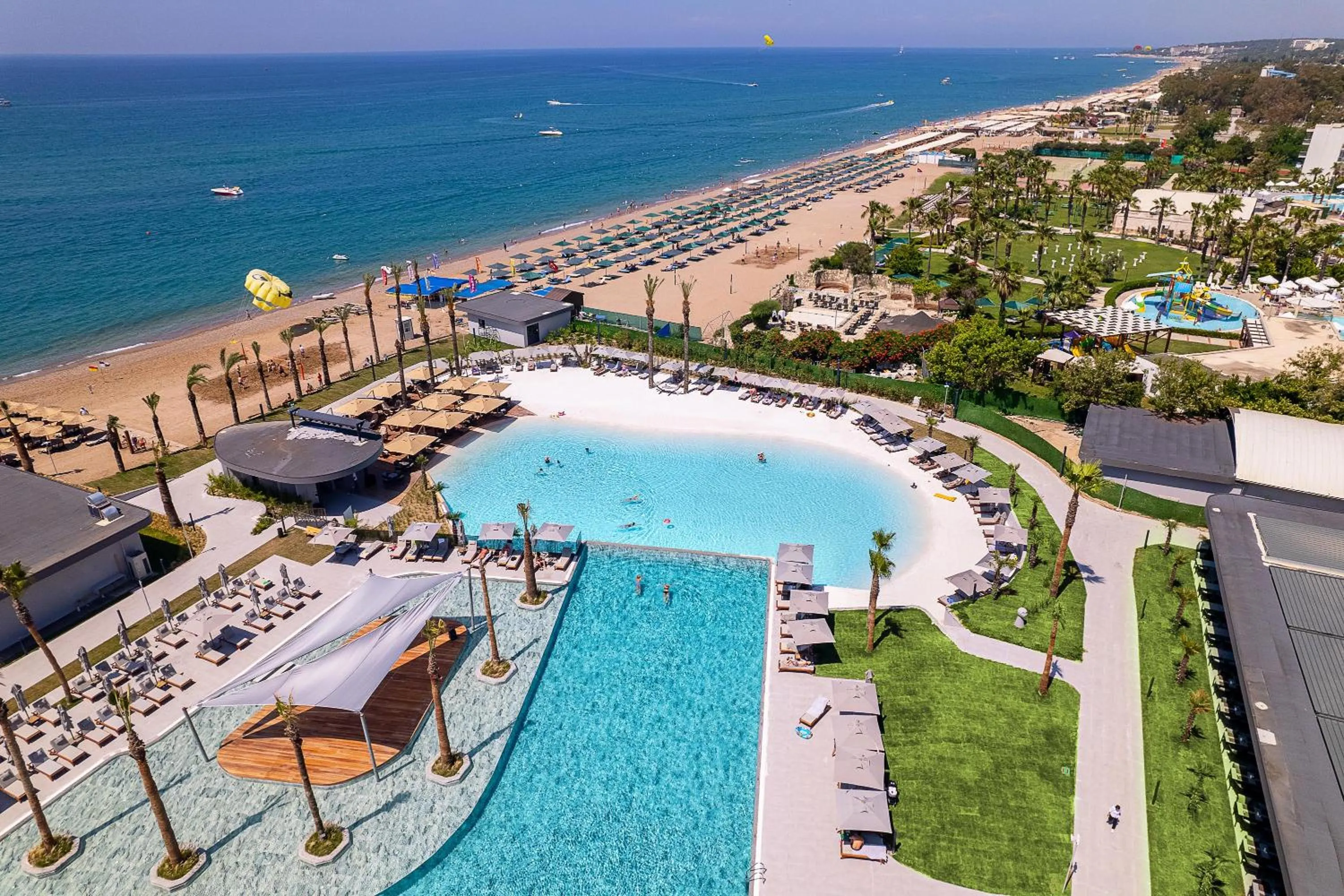 Pool view in Lago Hotel