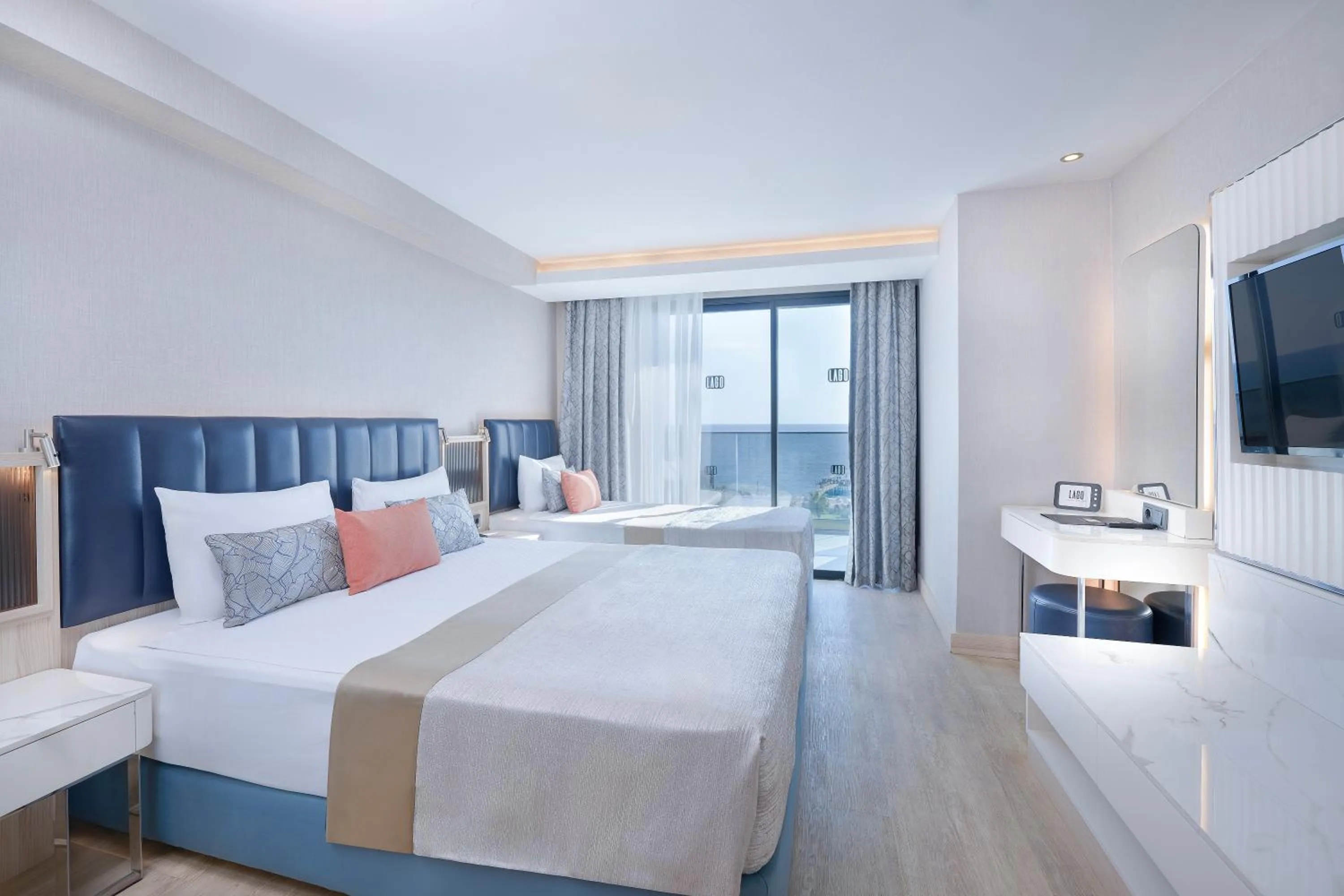 Bedroom, Bed in Lago Hotel