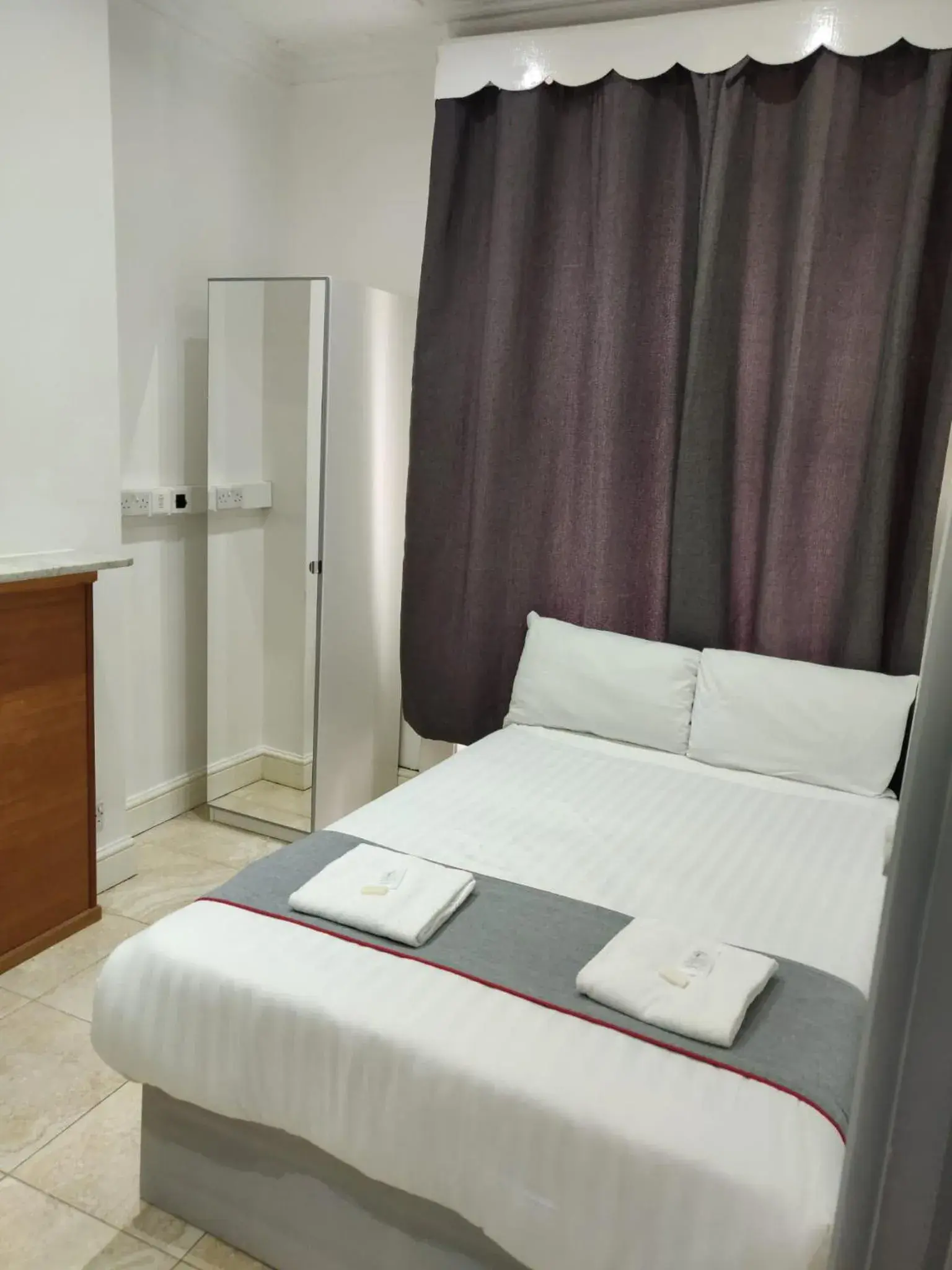 Double Room with Shared Bathroom in Apollo Hotel Kings Cross Double Room with Shared Bathroom in Apollo Hotel Kings Cross