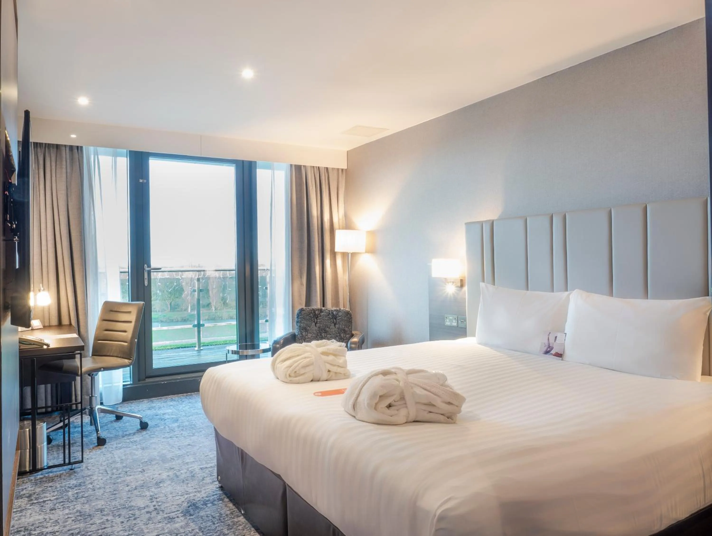 Bedroom, Bed in Crowne Plaza London - Kingston by IHG