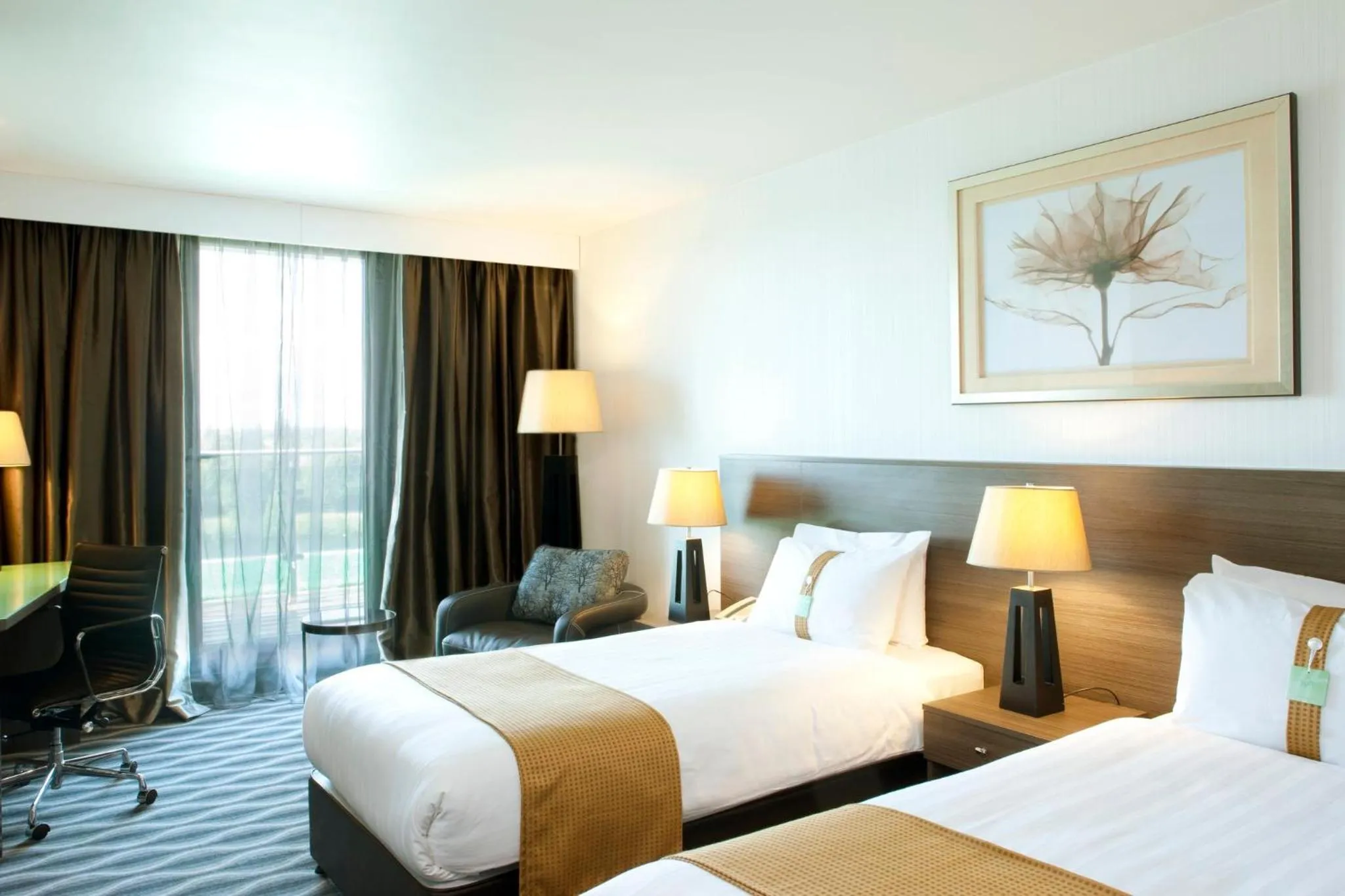 Photo of the whole room, Bed in Crowne Plaza London - Kingston by IHG