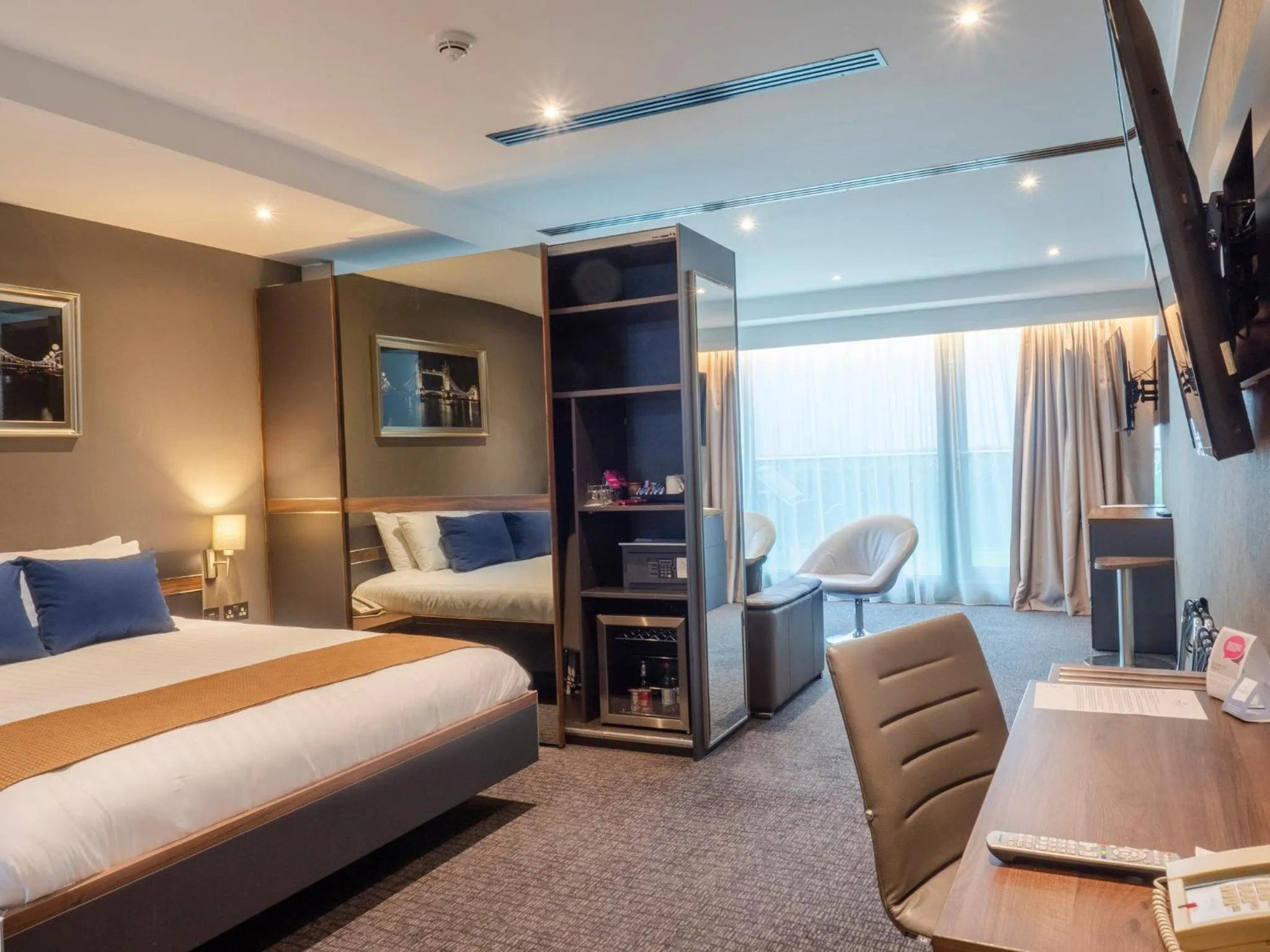 Photo of the whole room, Bed in Crowne Plaza London - Kingston by IHG