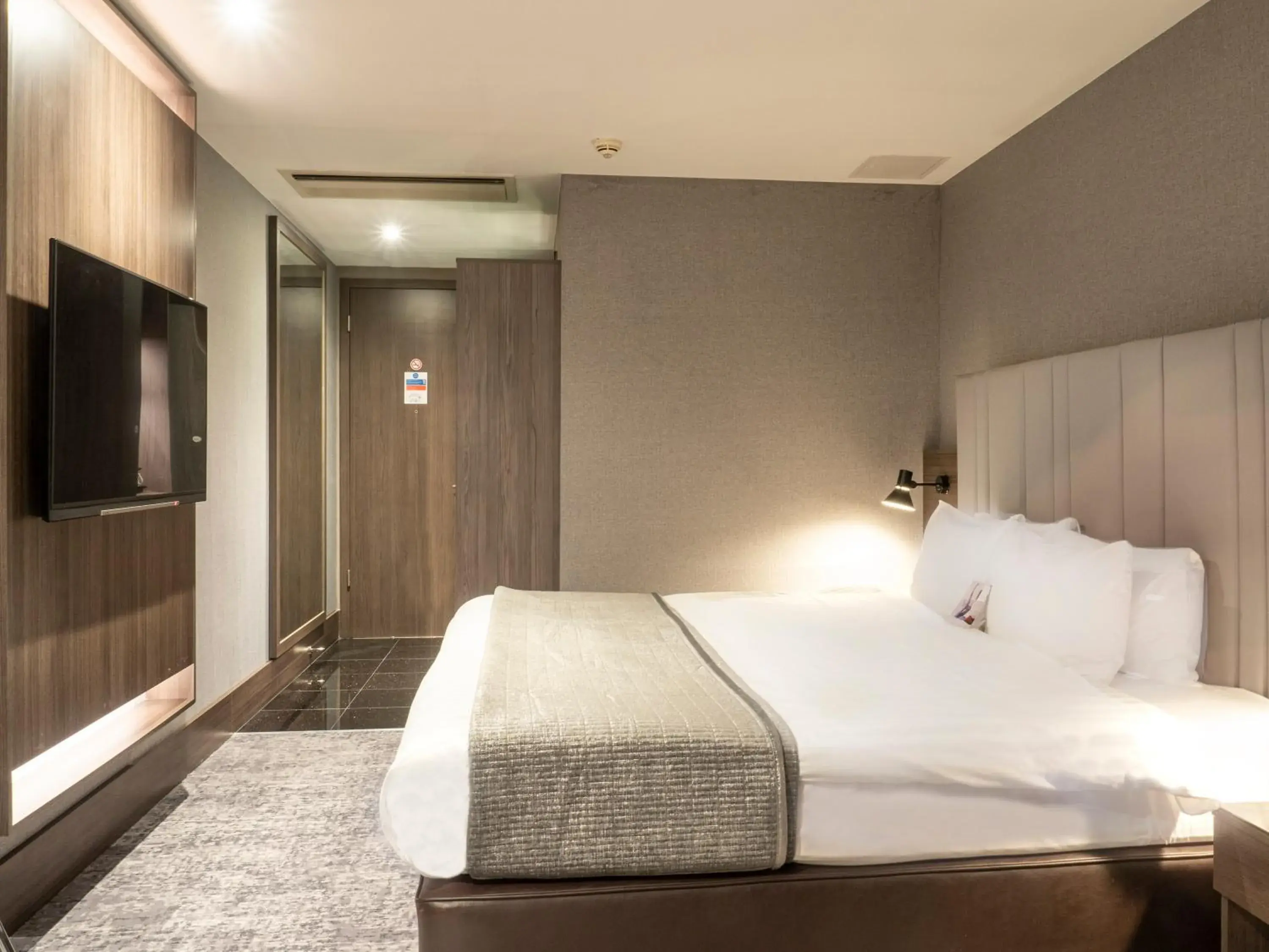 Premium King Room with River View in Crowne Plaza London - Kingston by IHG Premium King Room with River View in Crowne Plaza London - Kingston by IHG
