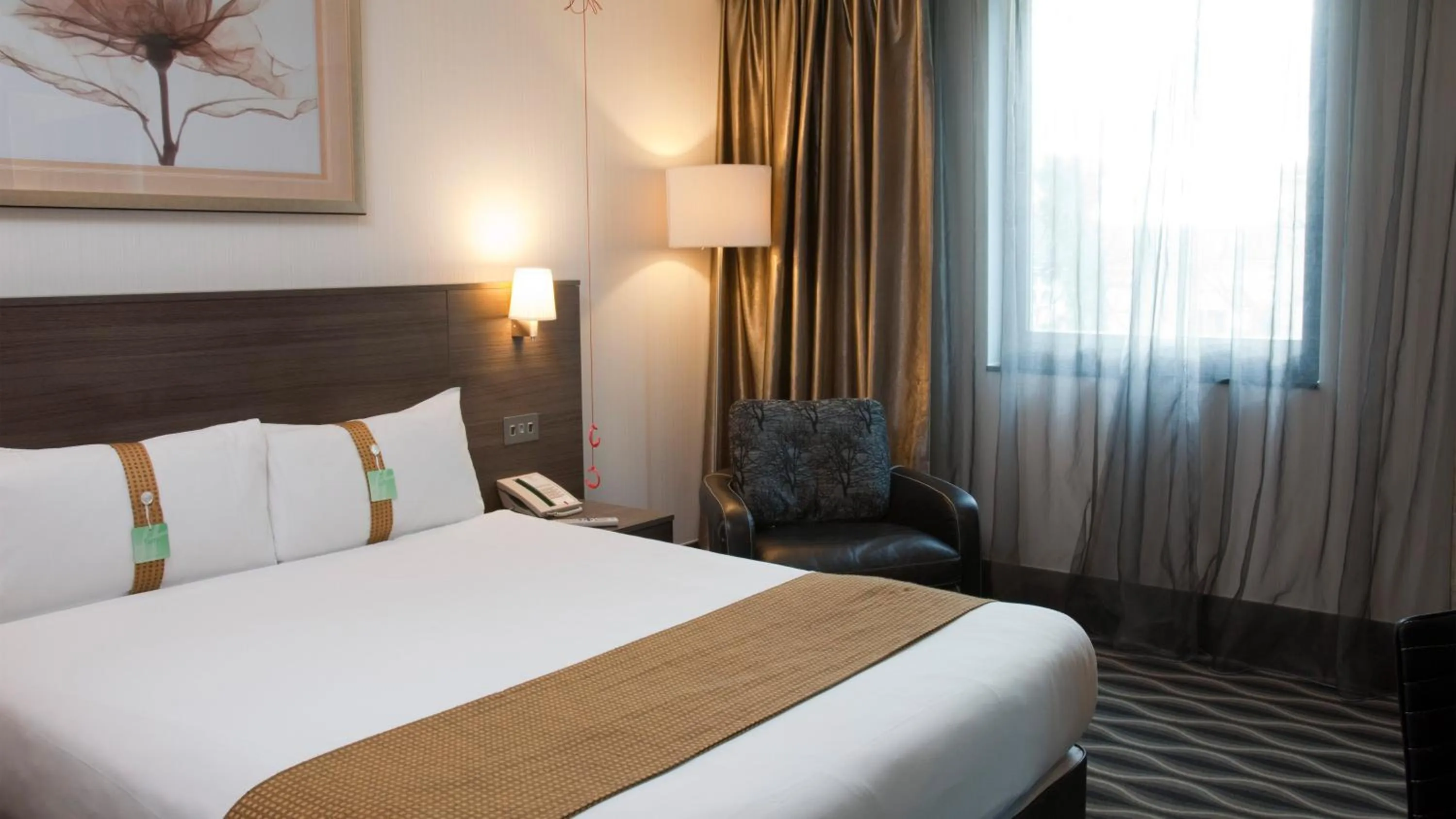 Photo of the whole room, Bed in Crowne Plaza London - Kingston by IHG
