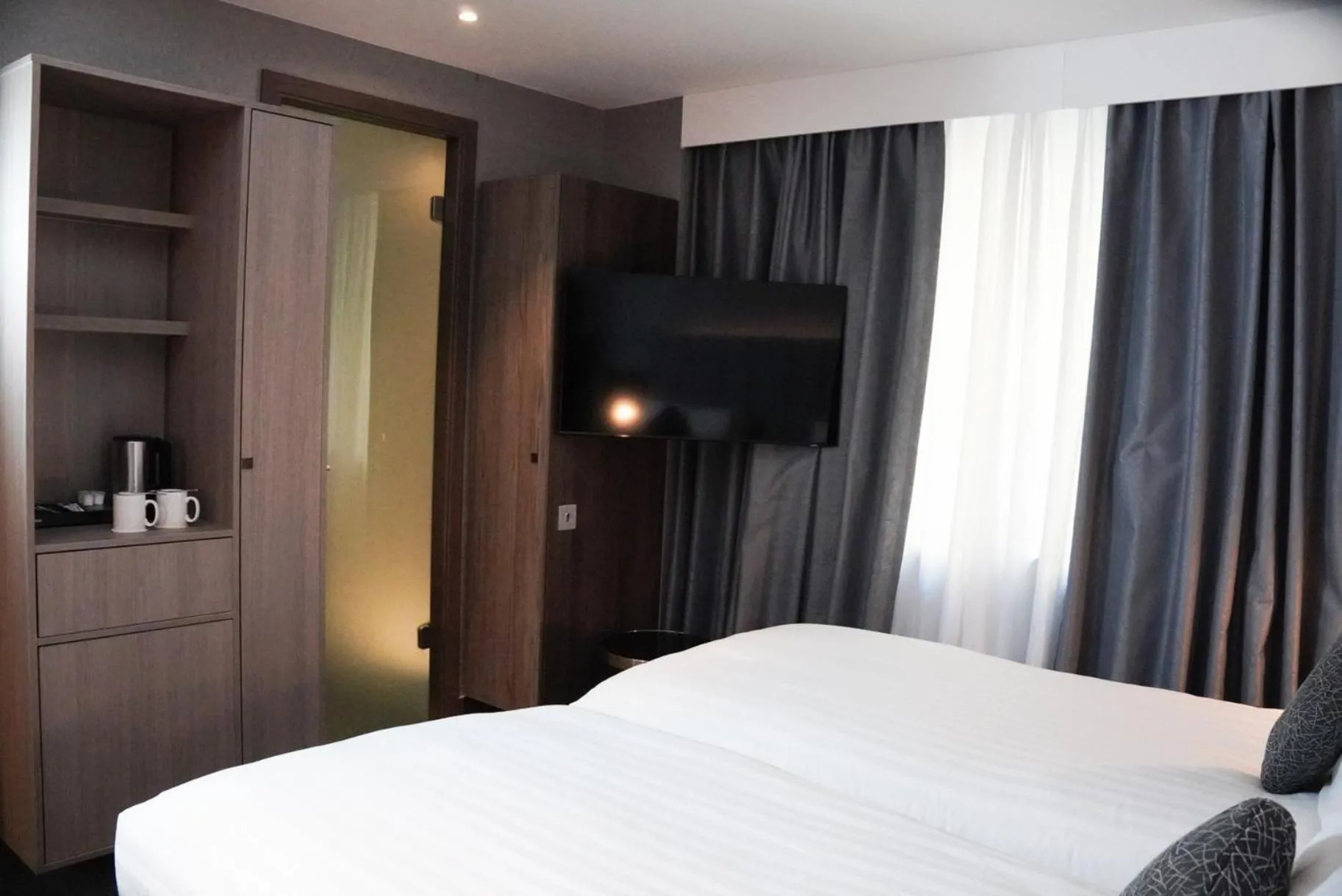 Photo of the whole room, Bed in Crowne Plaza London - Kingston by IHG