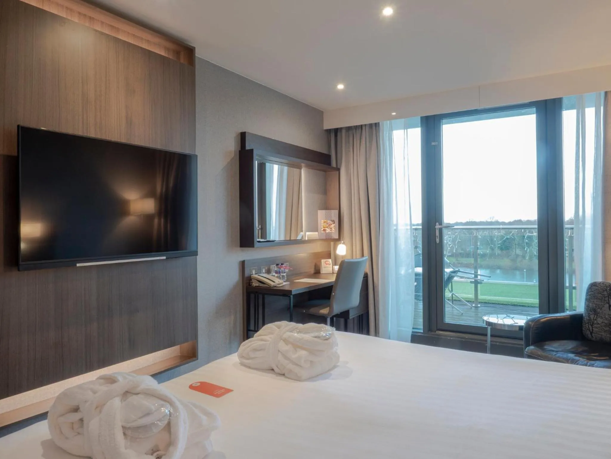 Photo of the whole room, Bed in Crowne Plaza London - Kingston by IHG