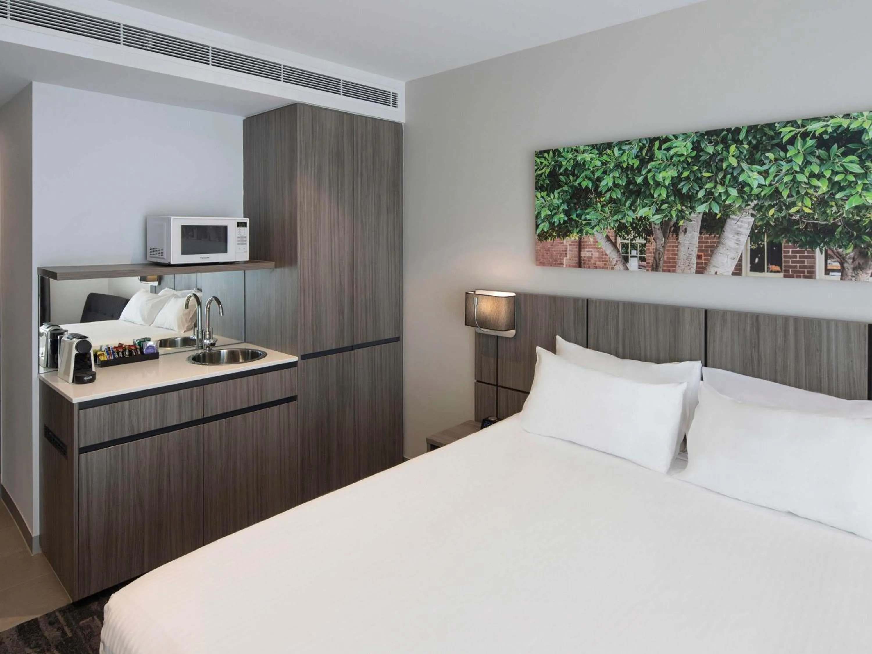 Bedroom, Bed in Mercure Sydney Blacktown