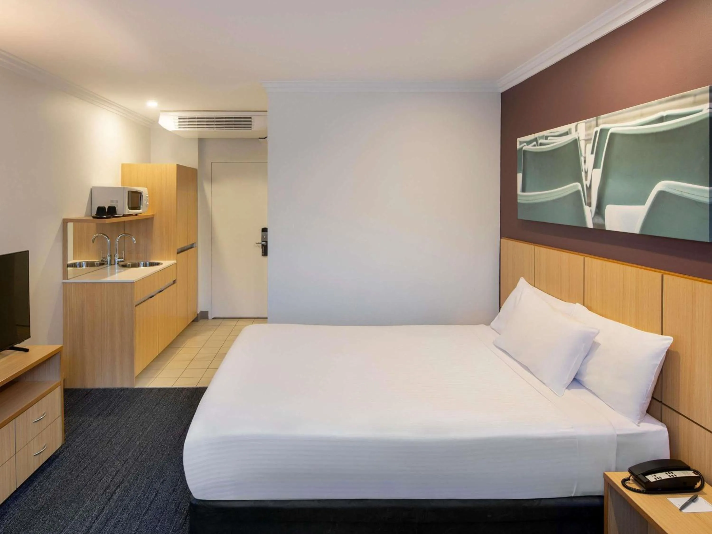Bedroom, Bed in Mercure Sydney Blacktown