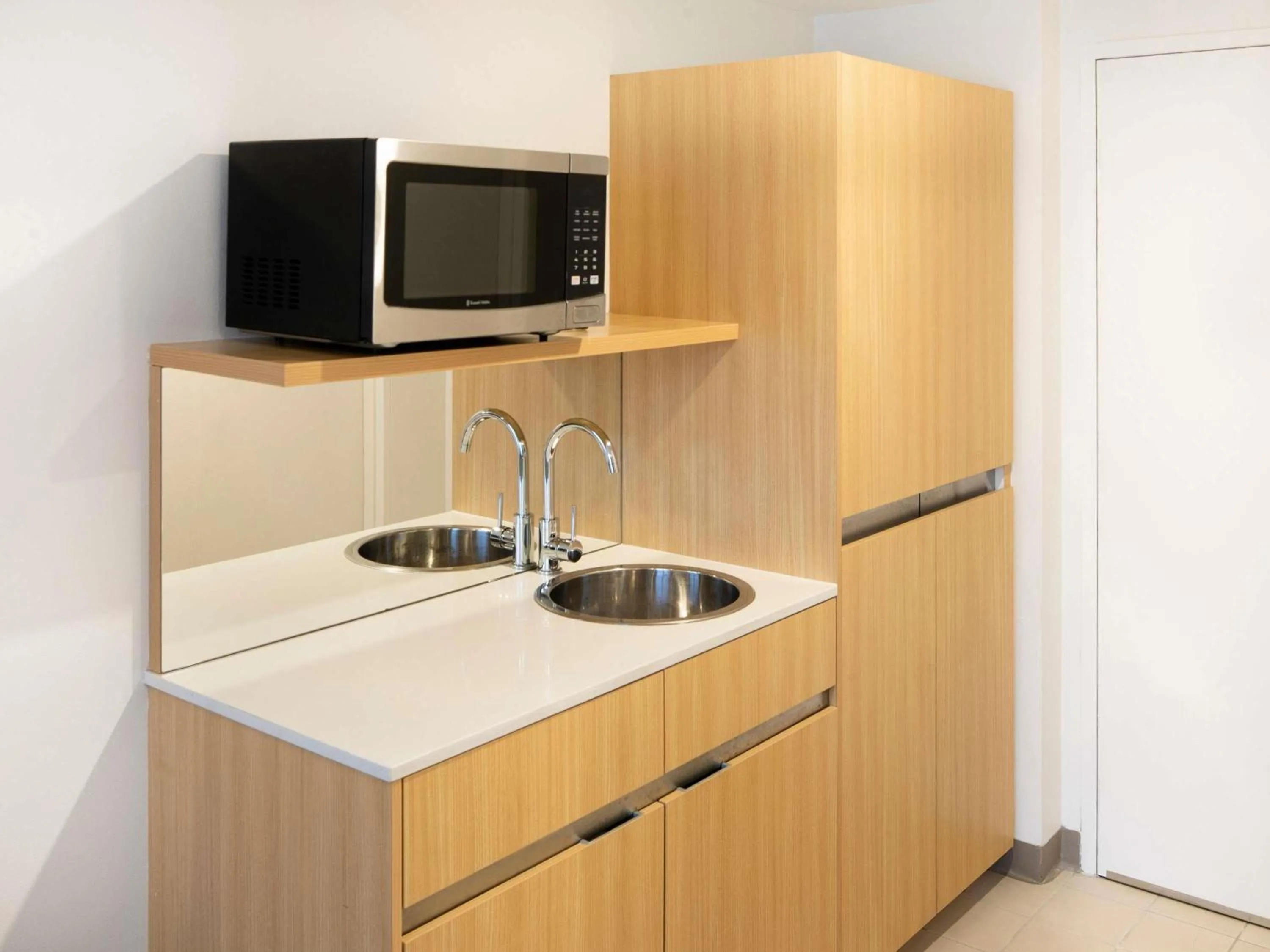 Kitchen or kitchenette in Mercure Sydney Blacktown