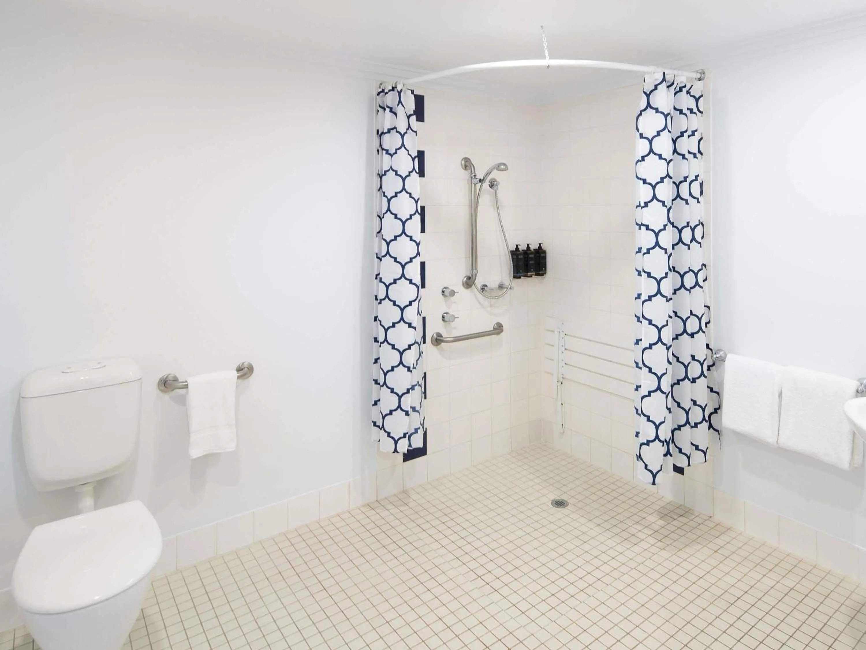 Bedroom in Mercure Sydney Blacktown