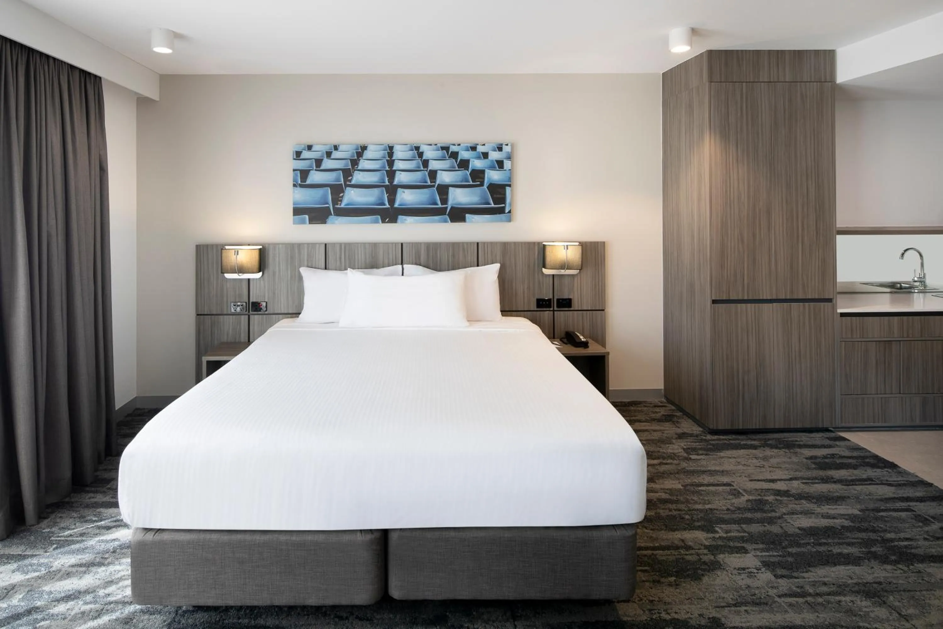 Bedroom, Bed in Mercure Sydney Blacktown