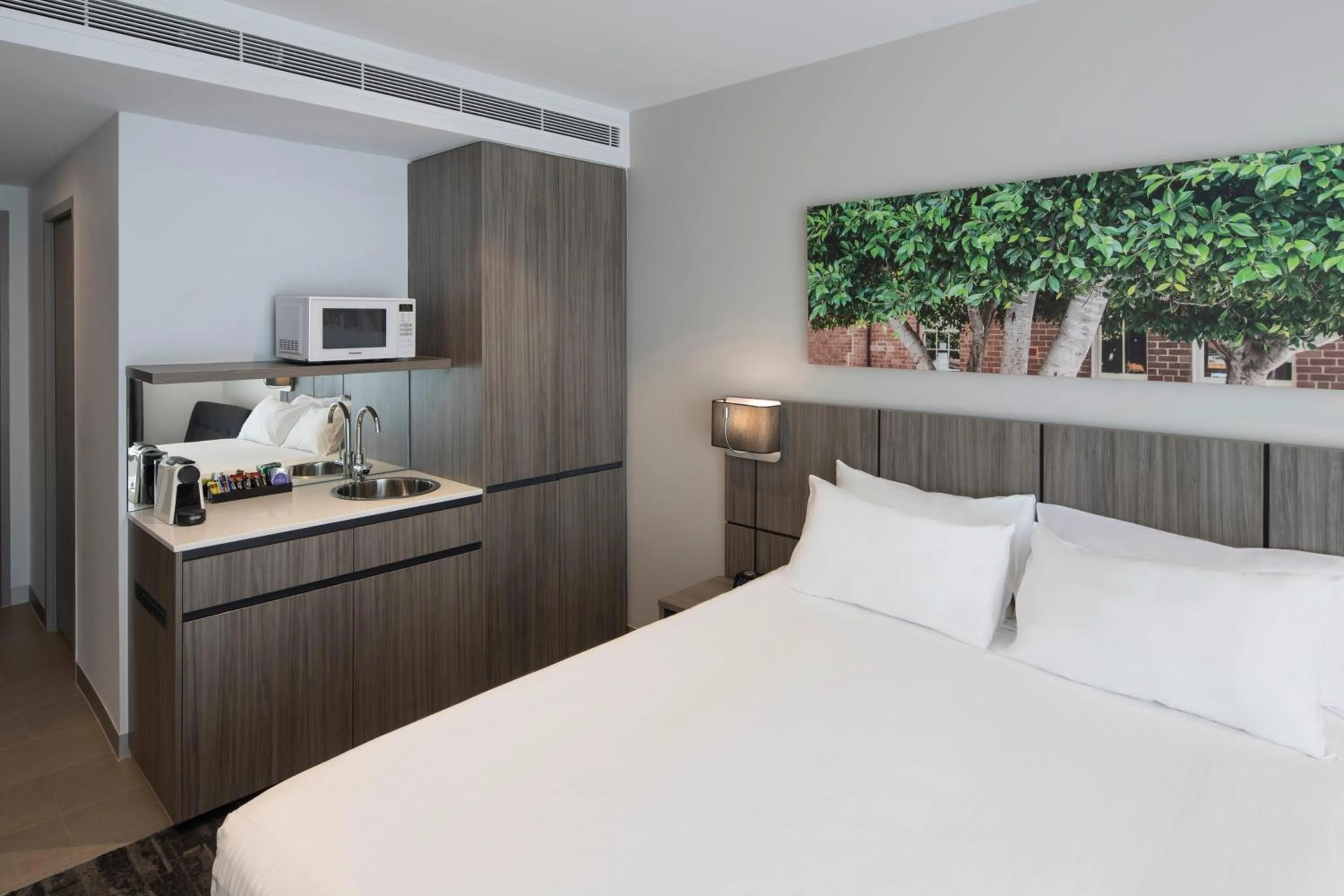 Kitchen or kitchenette, Bed in Mercure Sydney Blacktown