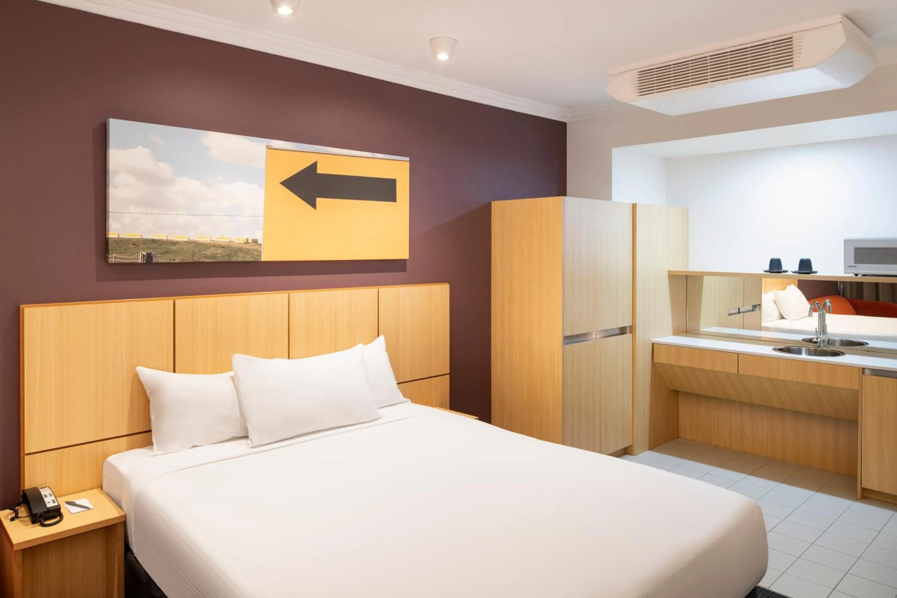 Bed in Mercure Sydney Blacktown