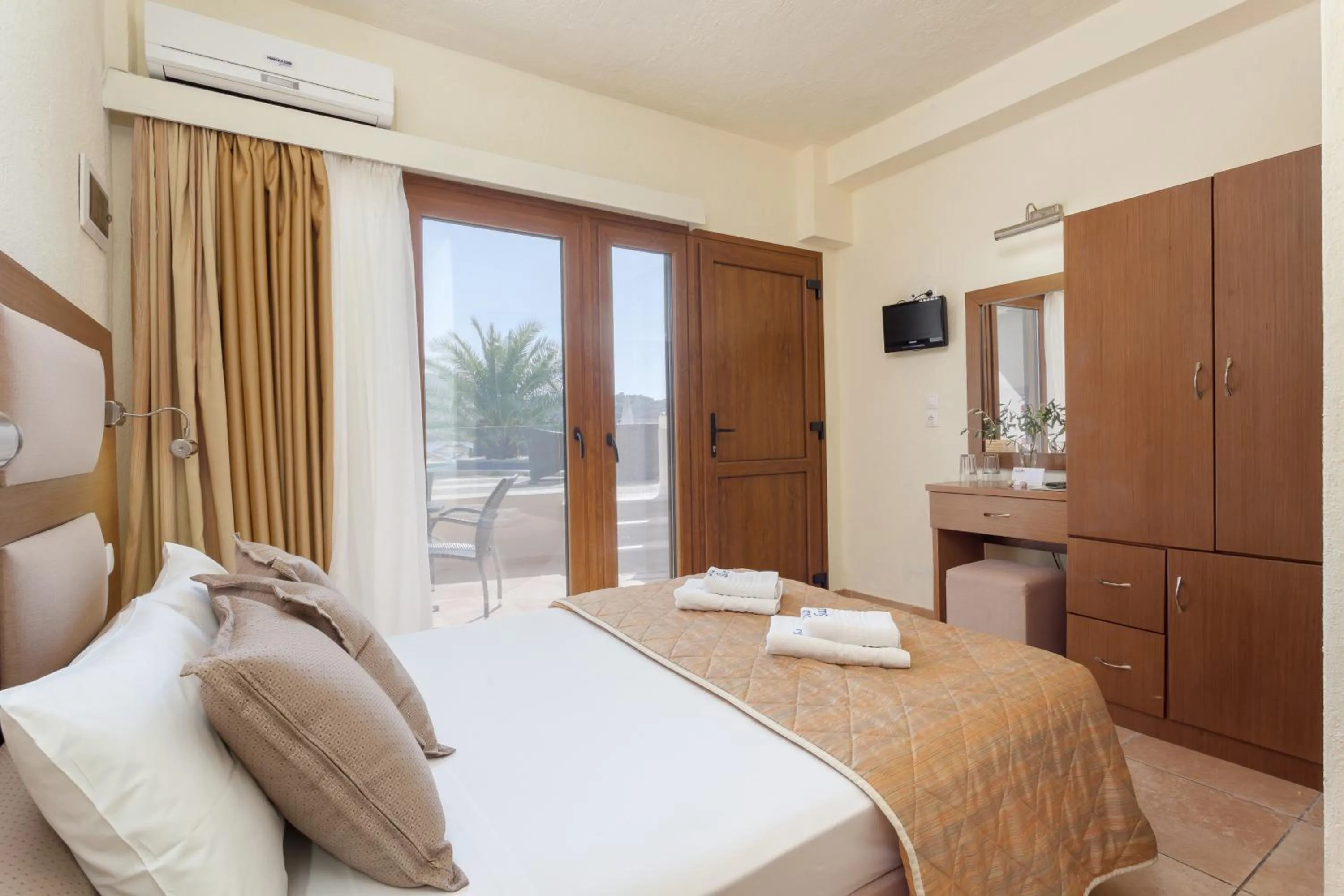 Photo of the whole room, Bed in Blue Green Bay