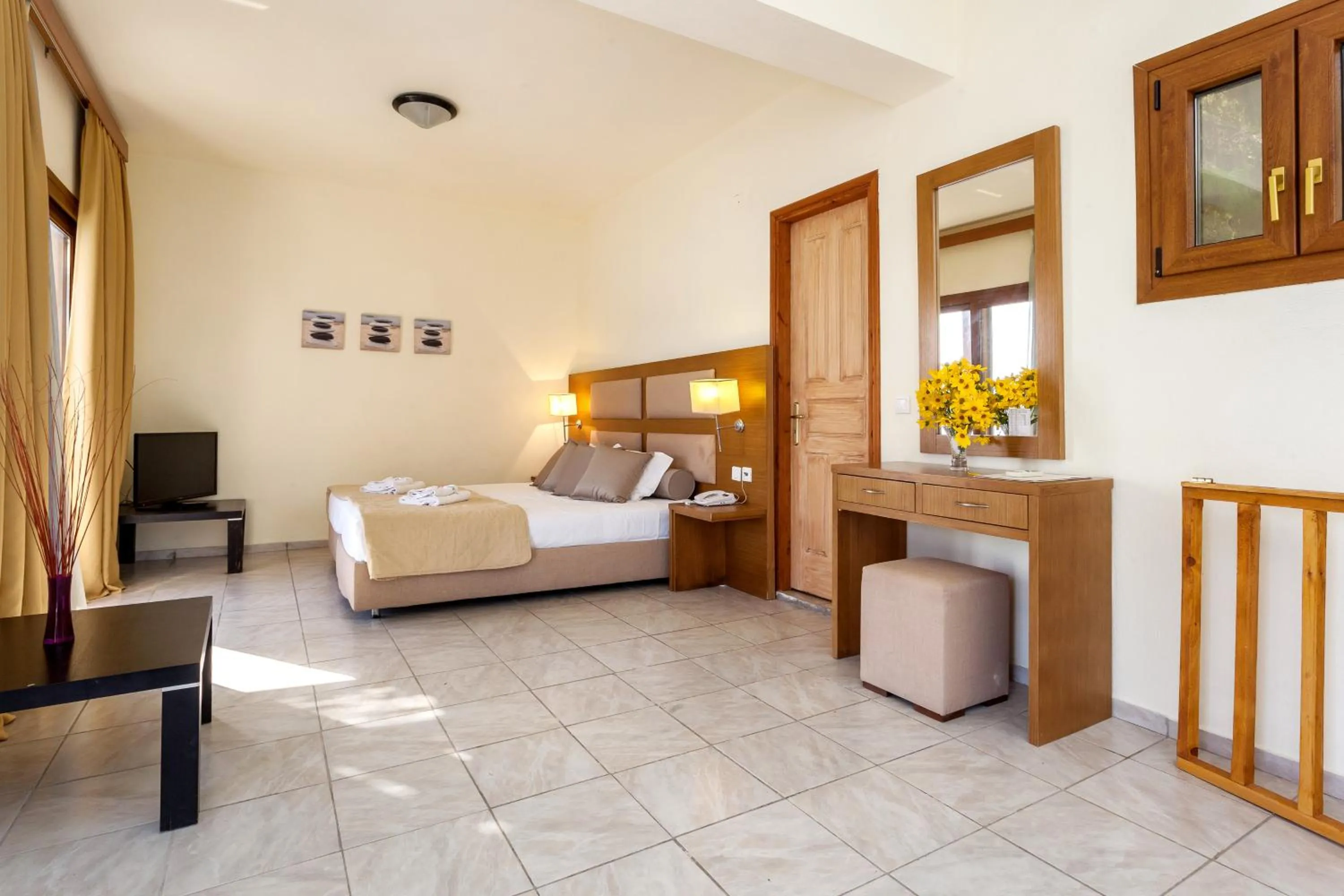 Photo of the whole room, Bed in Blue Green Bay