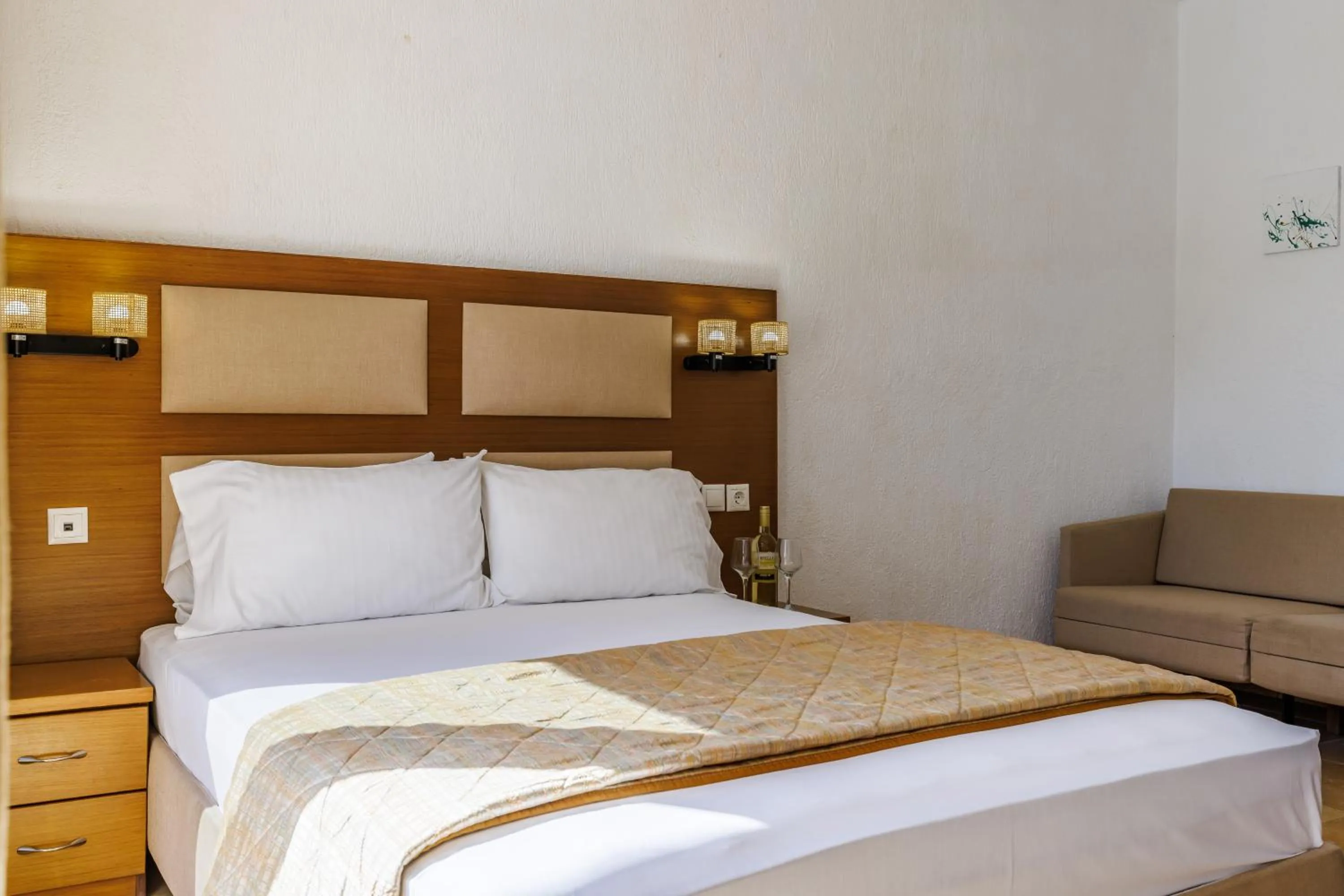 Photo of the whole room, Bed in Blue Green Bay