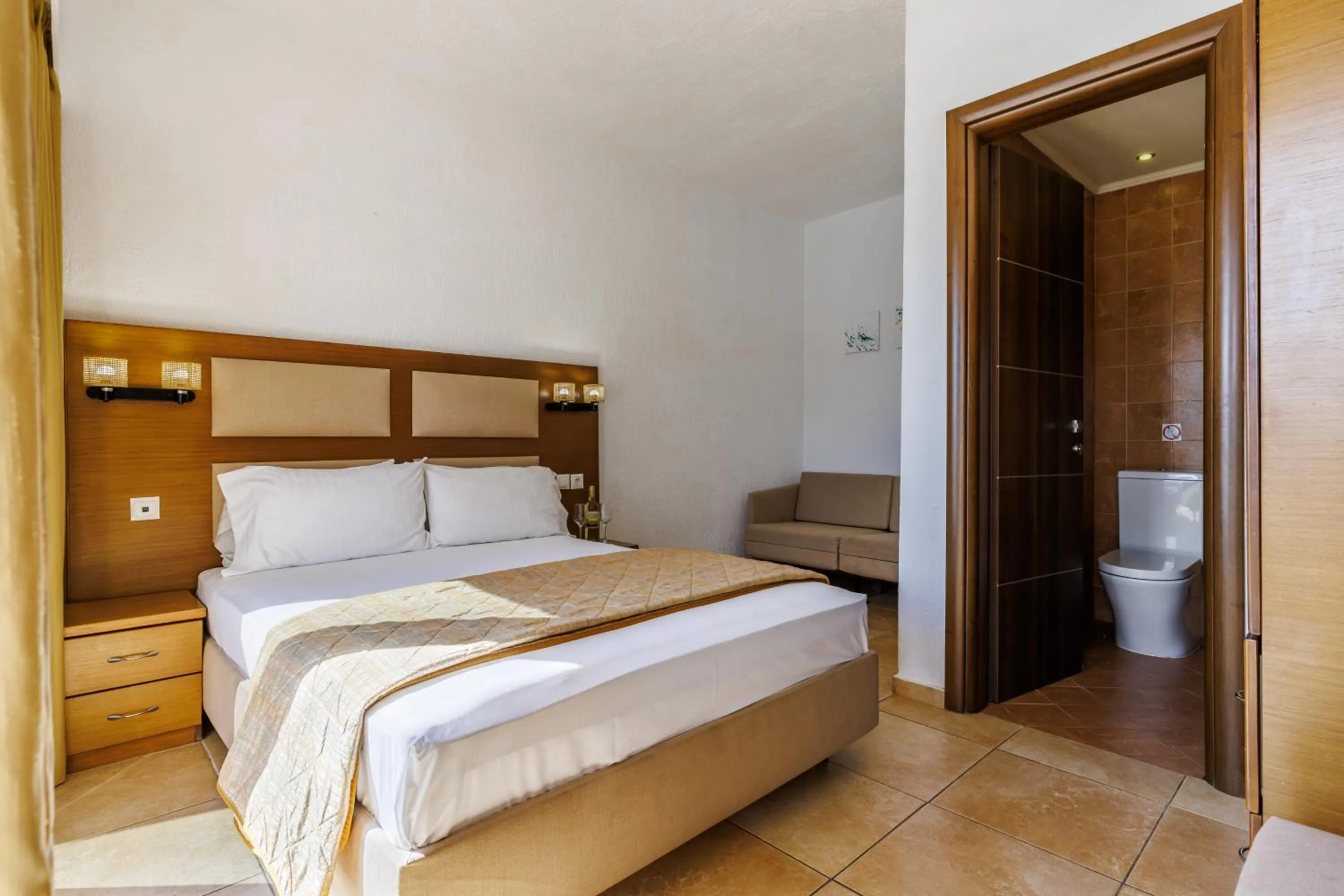 Photo of the whole room, Bed in Blue Green Bay