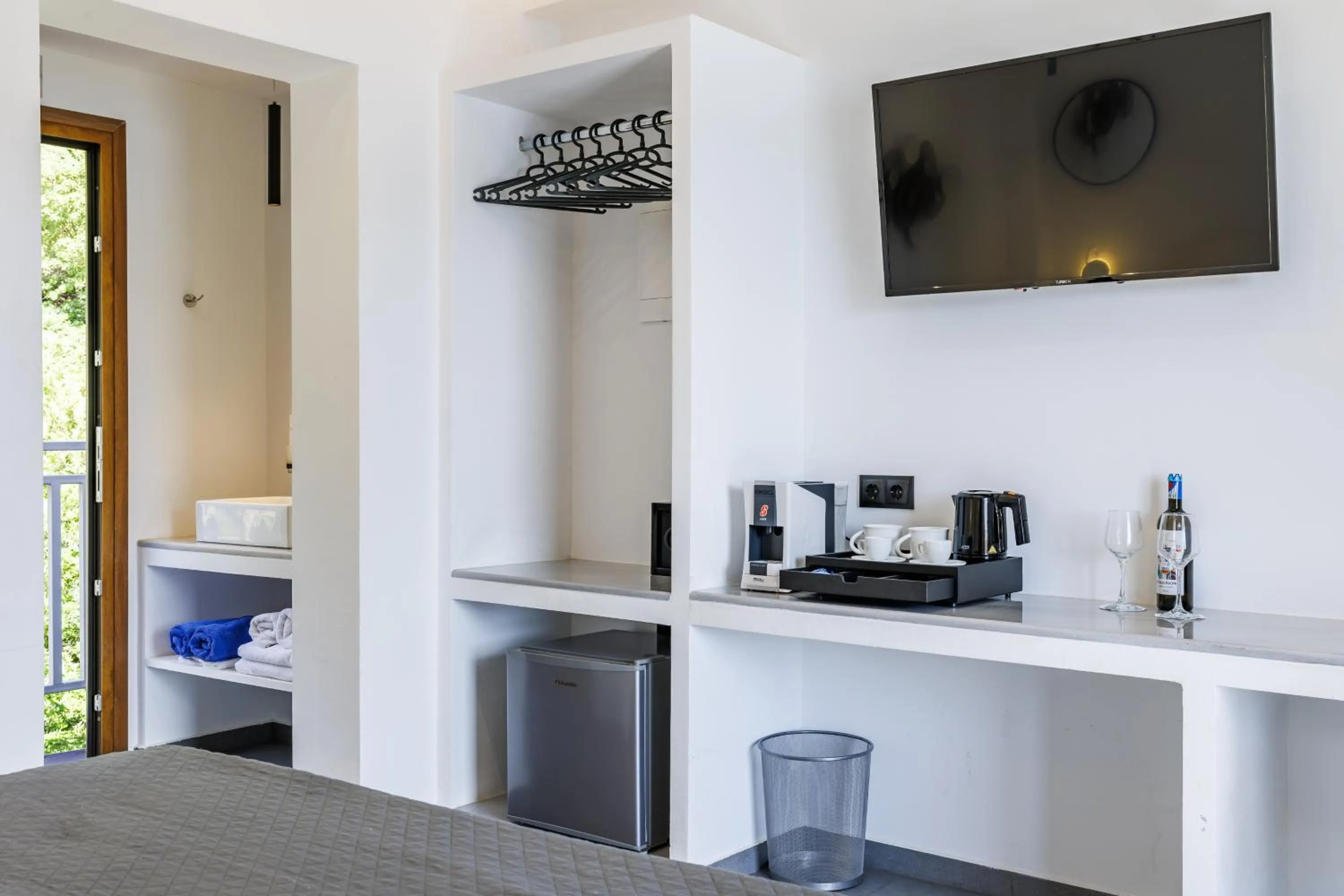 Photo of the whole room, Bed in Blue Green Bay