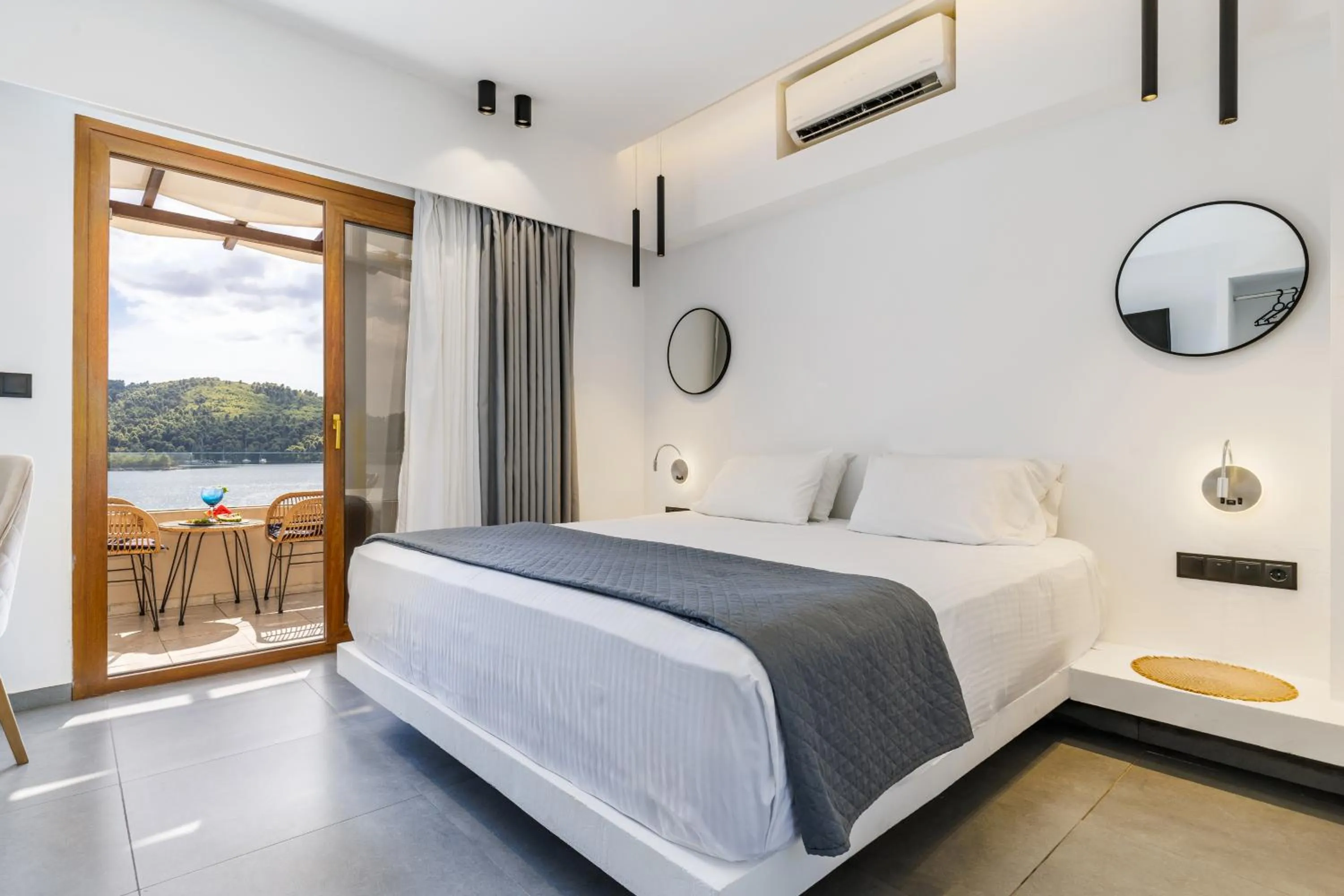 Photo of the whole room, Bed in Blue Green Bay