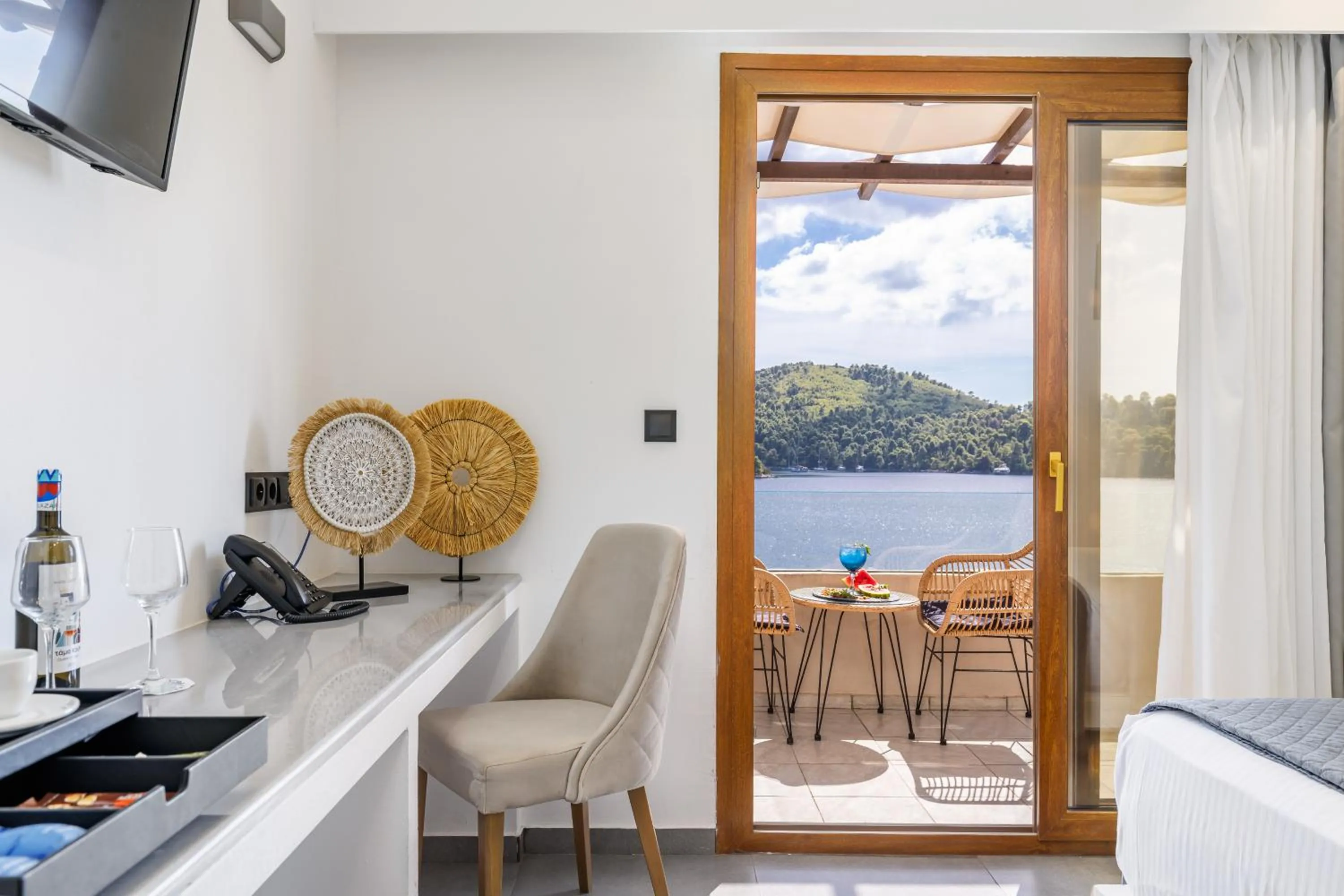 Photo of the whole room in Blue Green Bay