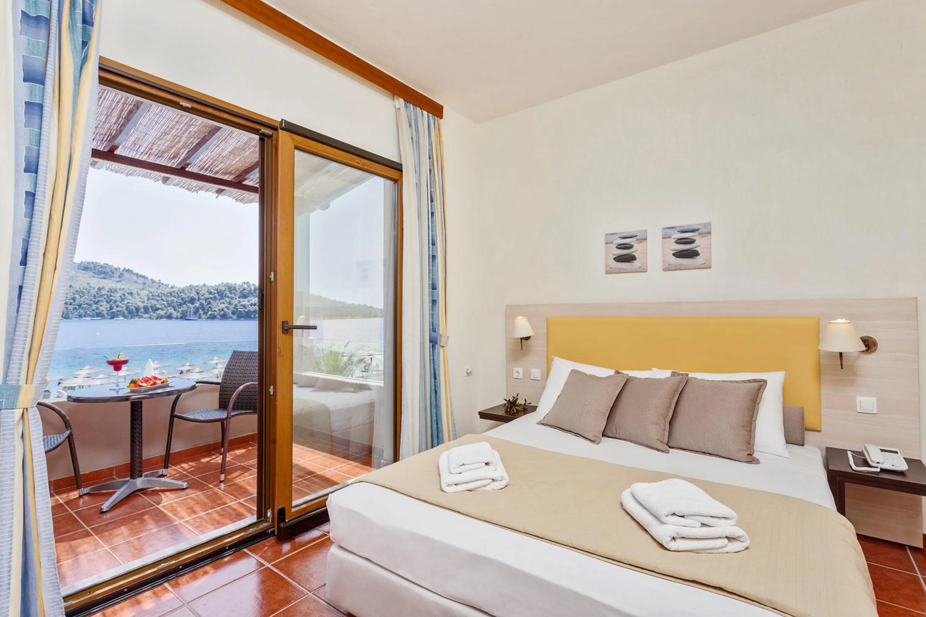 Bedroom, Bed in Blue Green Bay